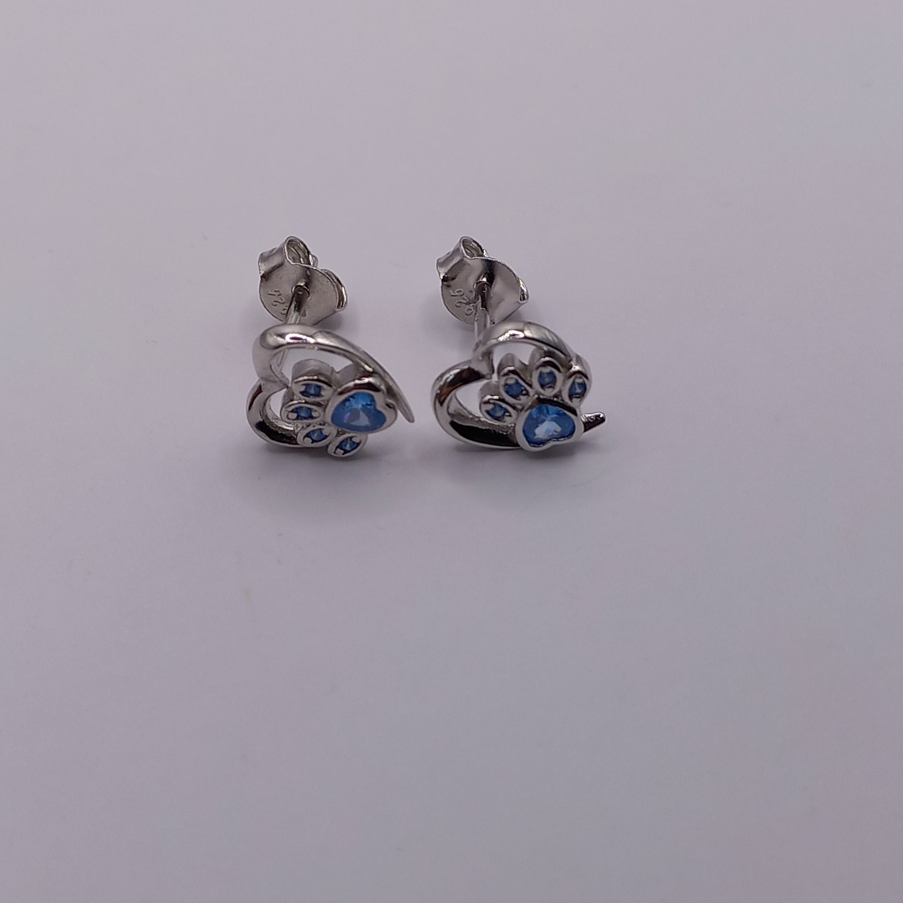 Aros con Forma de Patitas Celeste de Plata.