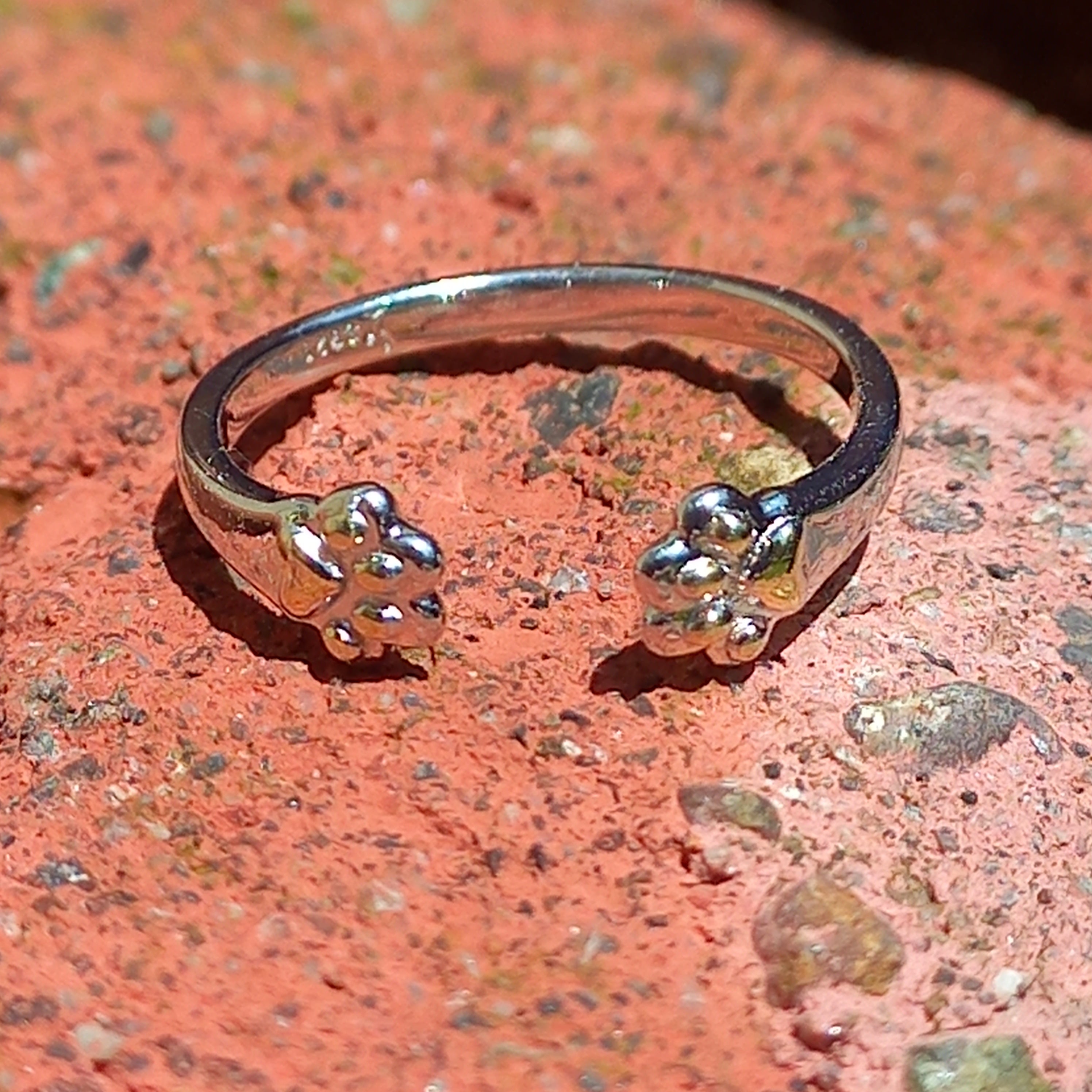 Anillo Ajustable de Patitas de Gato de Plata.
