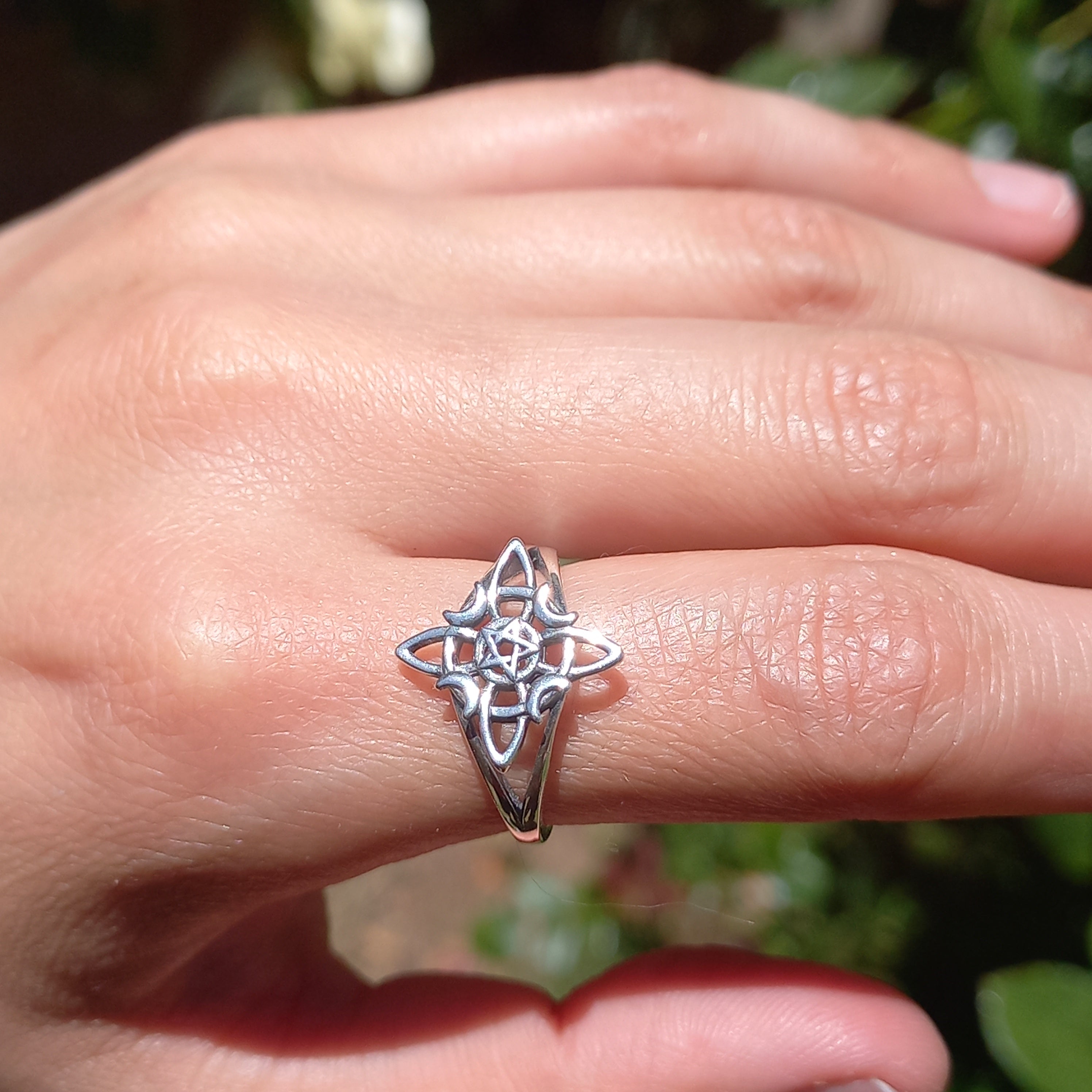 Anillo Ajustable Nudo de Bruja de Plata.