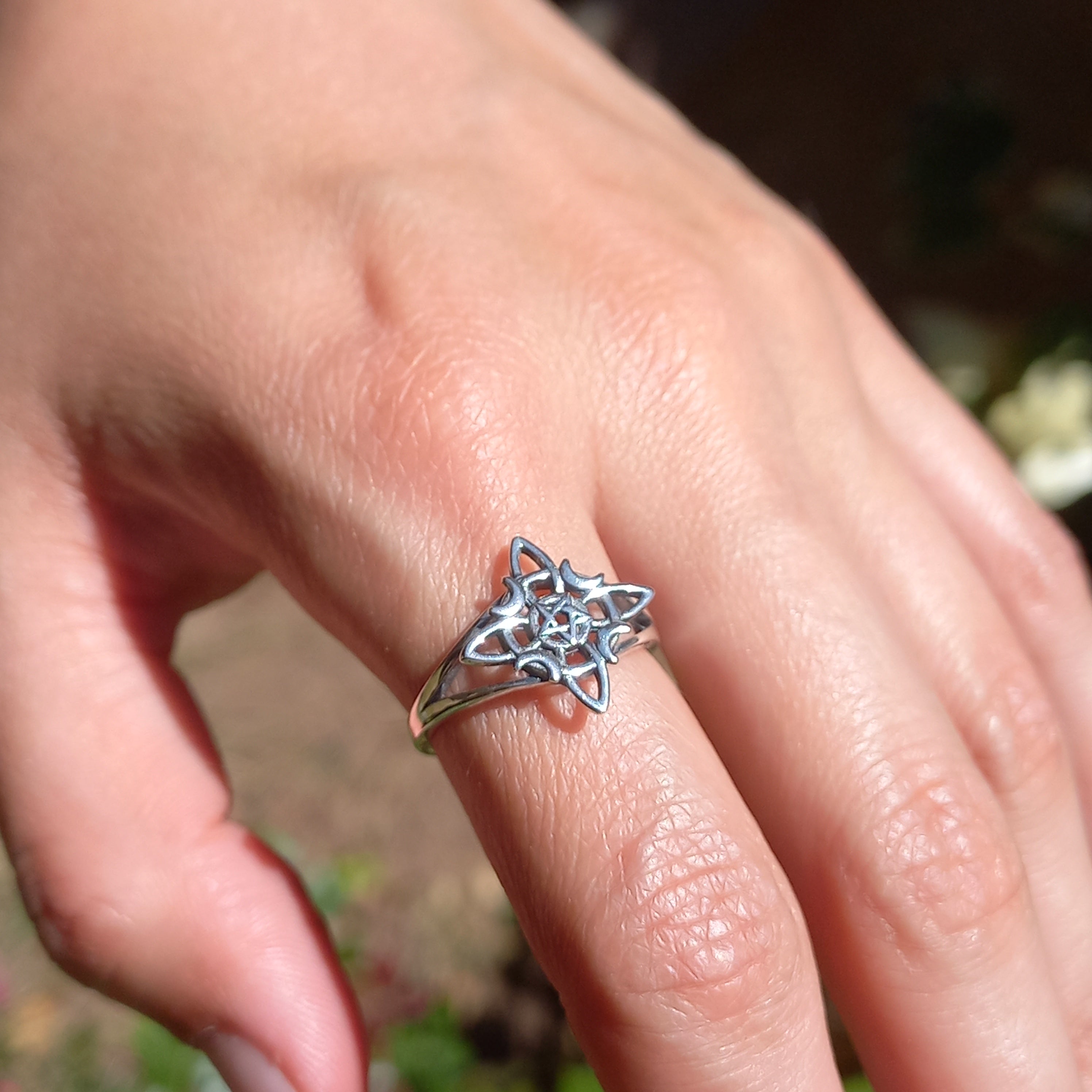 Anillo Ajustable Nudo de Bruja de Plata.