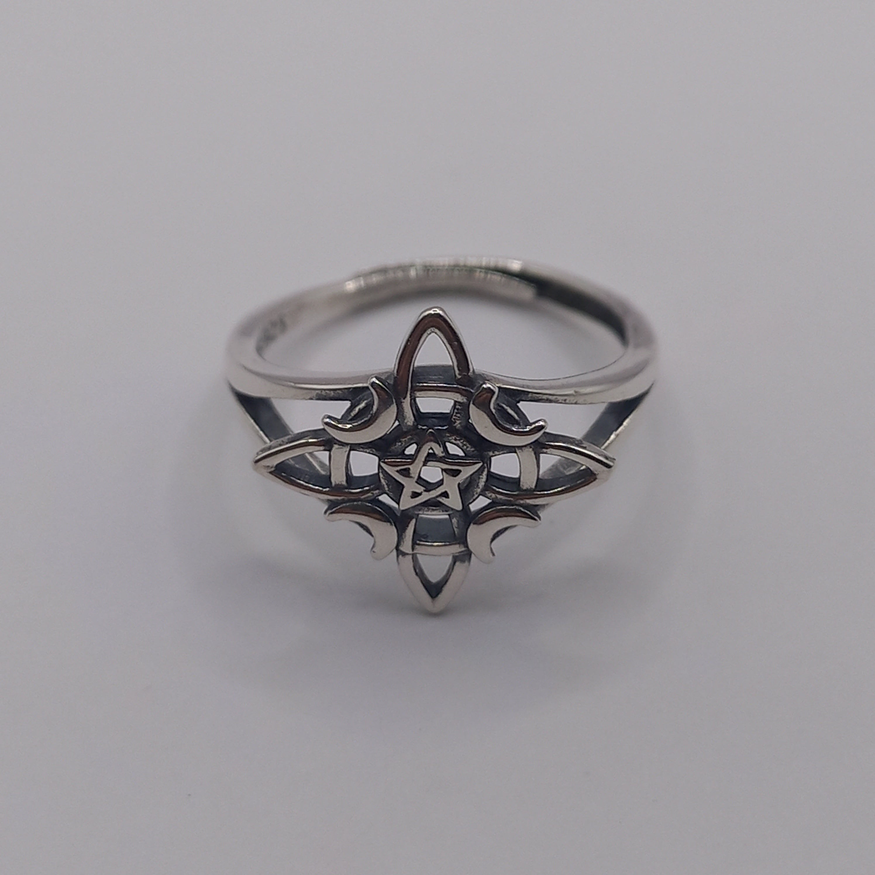 Anillo Ajustable Nudo de Bruja de Plata.