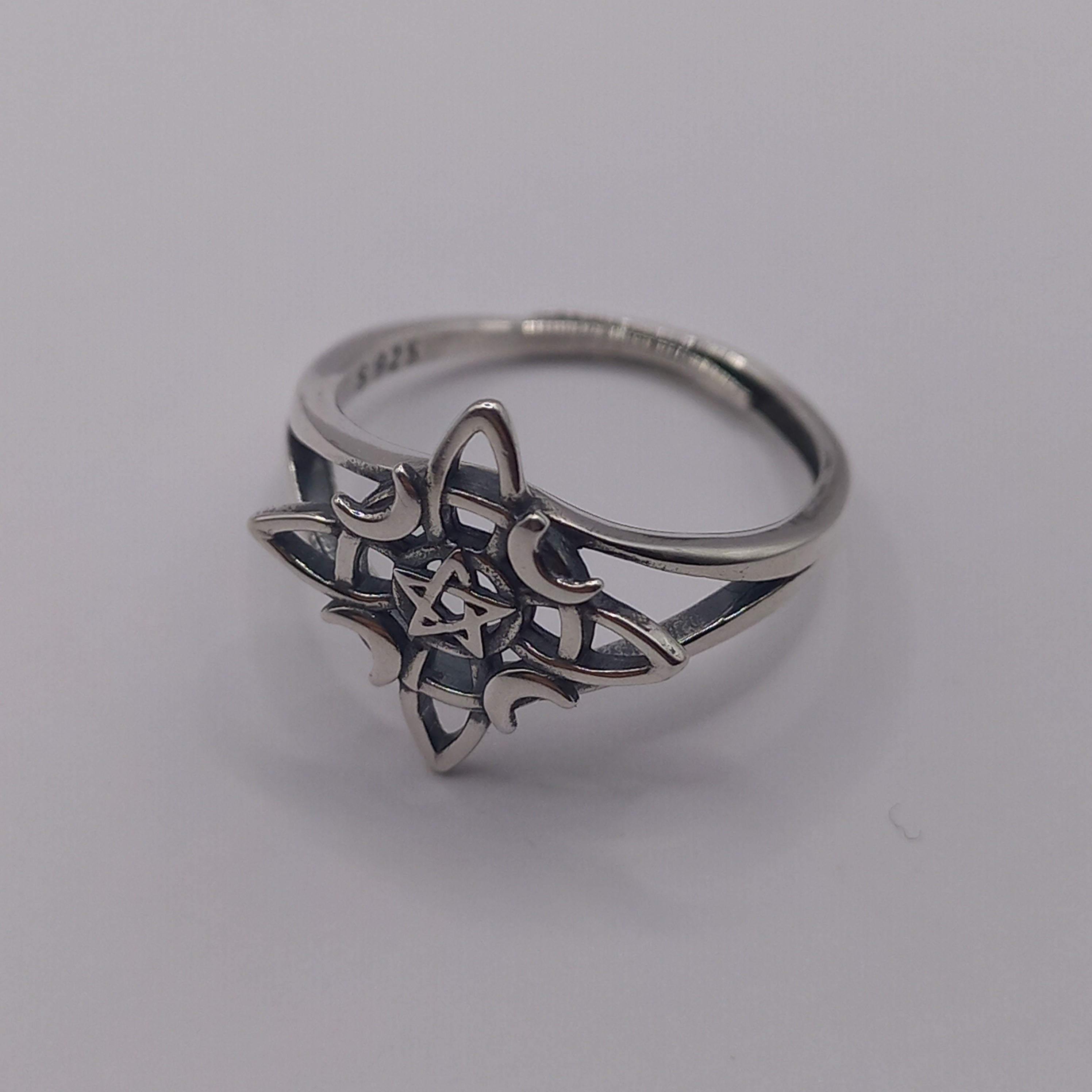Anillo Ajustable Nudo de Bruja de Plata.