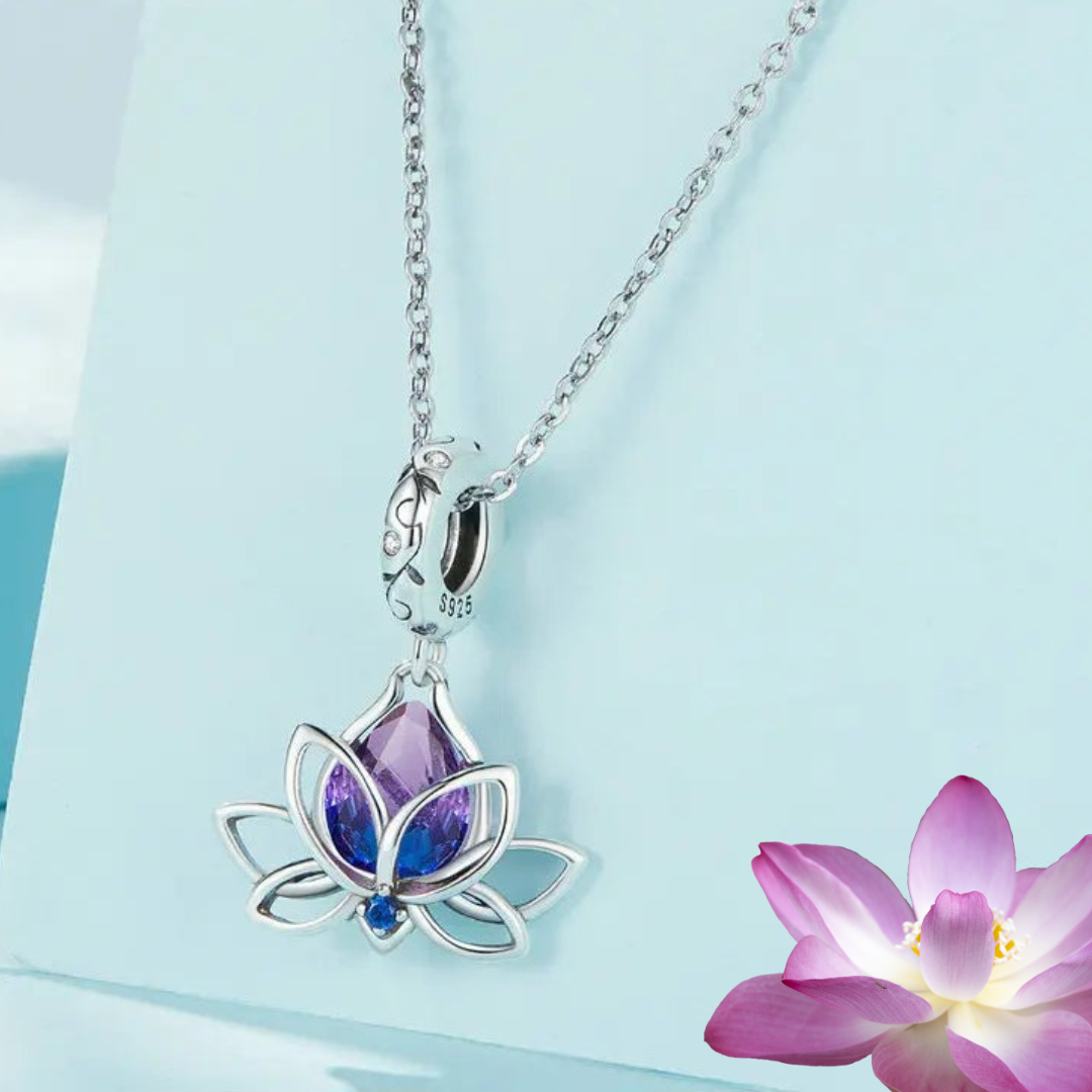 Anillo o Charm Flor de Loto con Cristal Purpura de Plata.