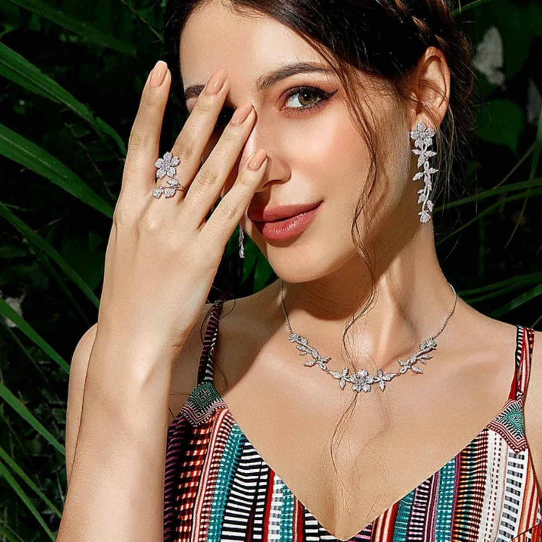 Anillo Ajustable De Flor De Sakura Con Circones De Plata.