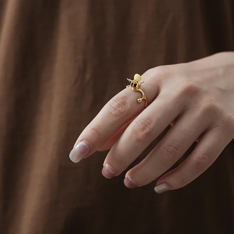 Anillo Con Forma De Abeja Y Miel De Plata.