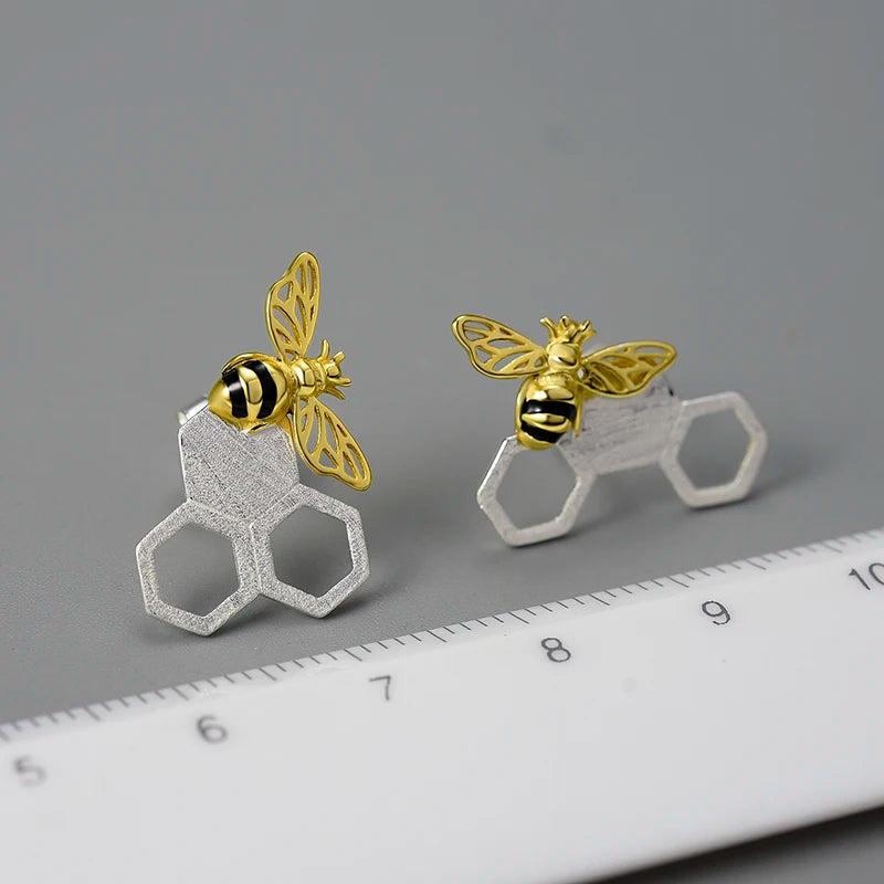 Aros Con Diseño De Abeja y Panal De Plata.