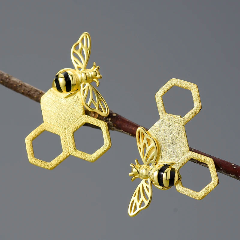 Aros Con Diseño De Abeja y Panal De Plata.