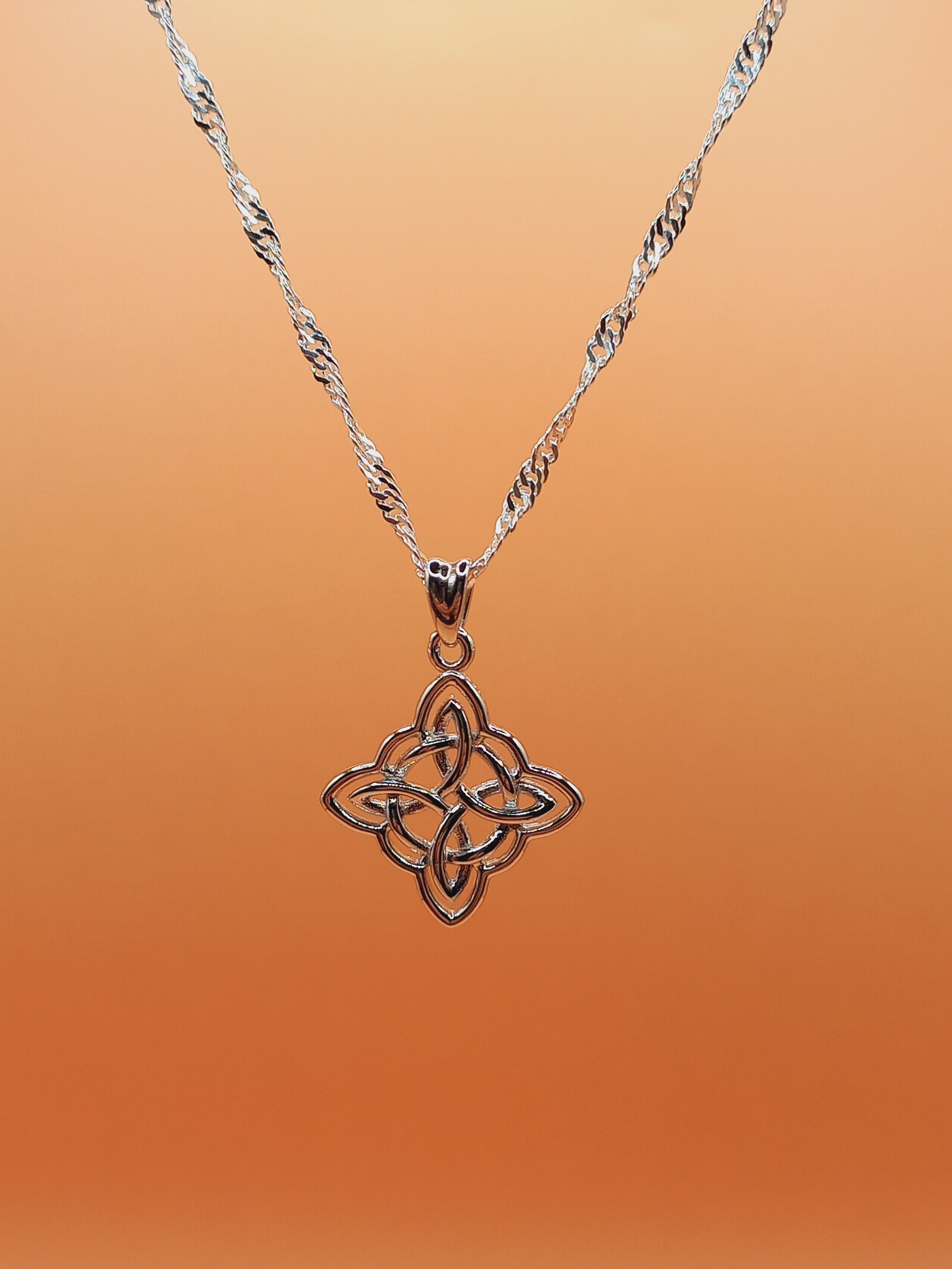 Colgante Nudo de Brujas con Cadena de Plata 50 cm.