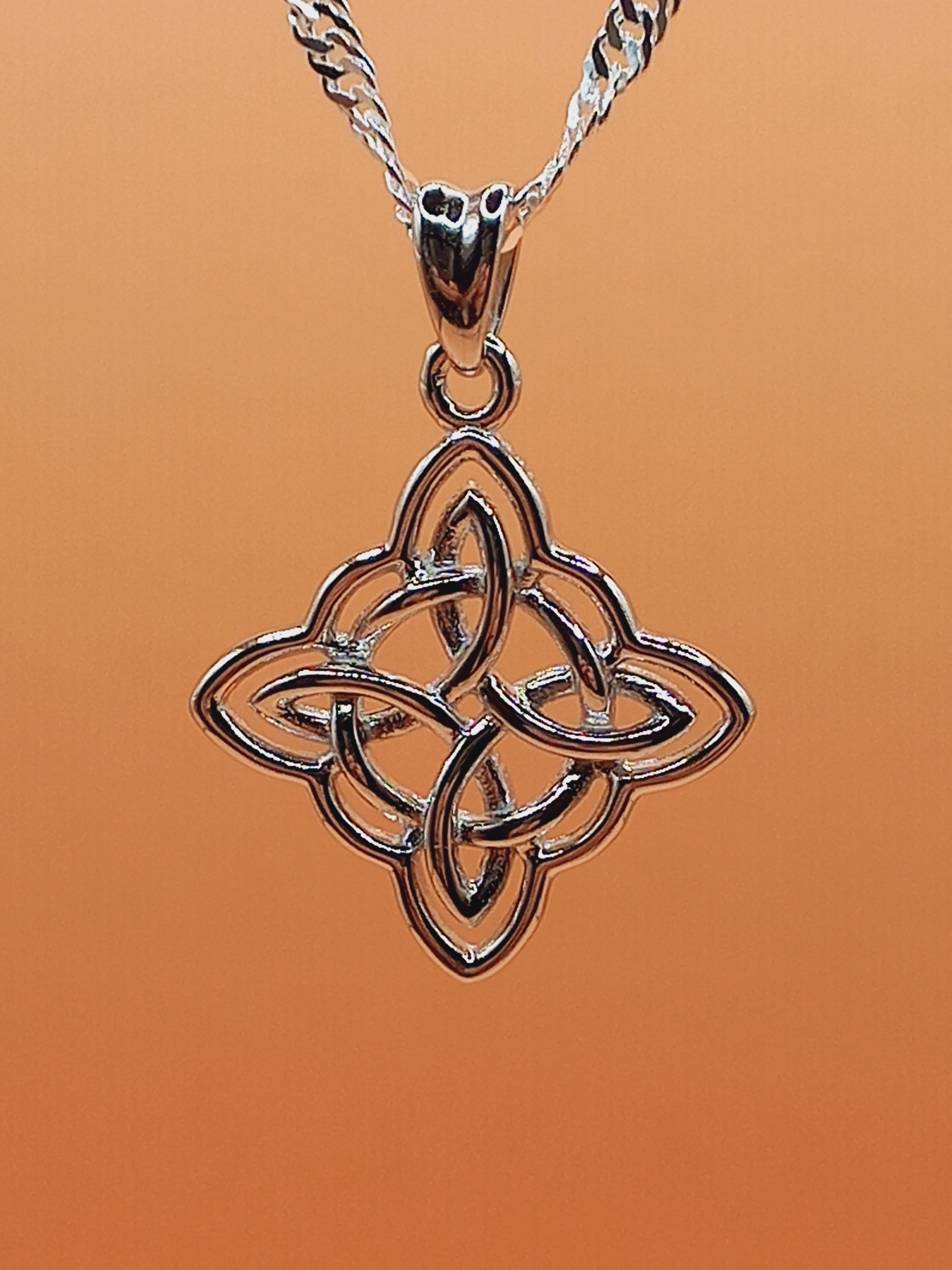 Colgante Nudo de Brujas con Cadena de Plata 50 cm.