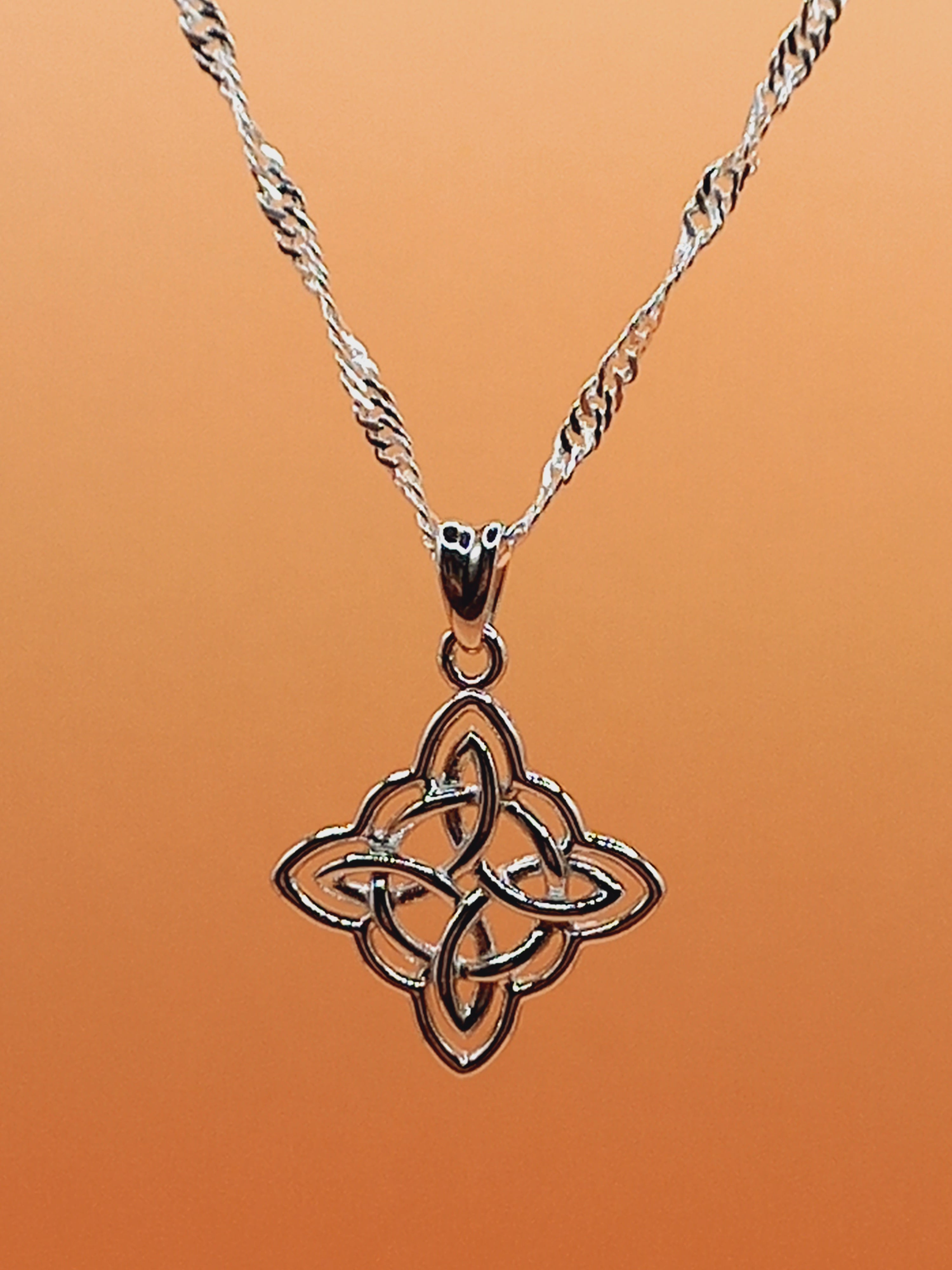 Colgante Nudo de Brujas con Cadena de Plata 50 cm.