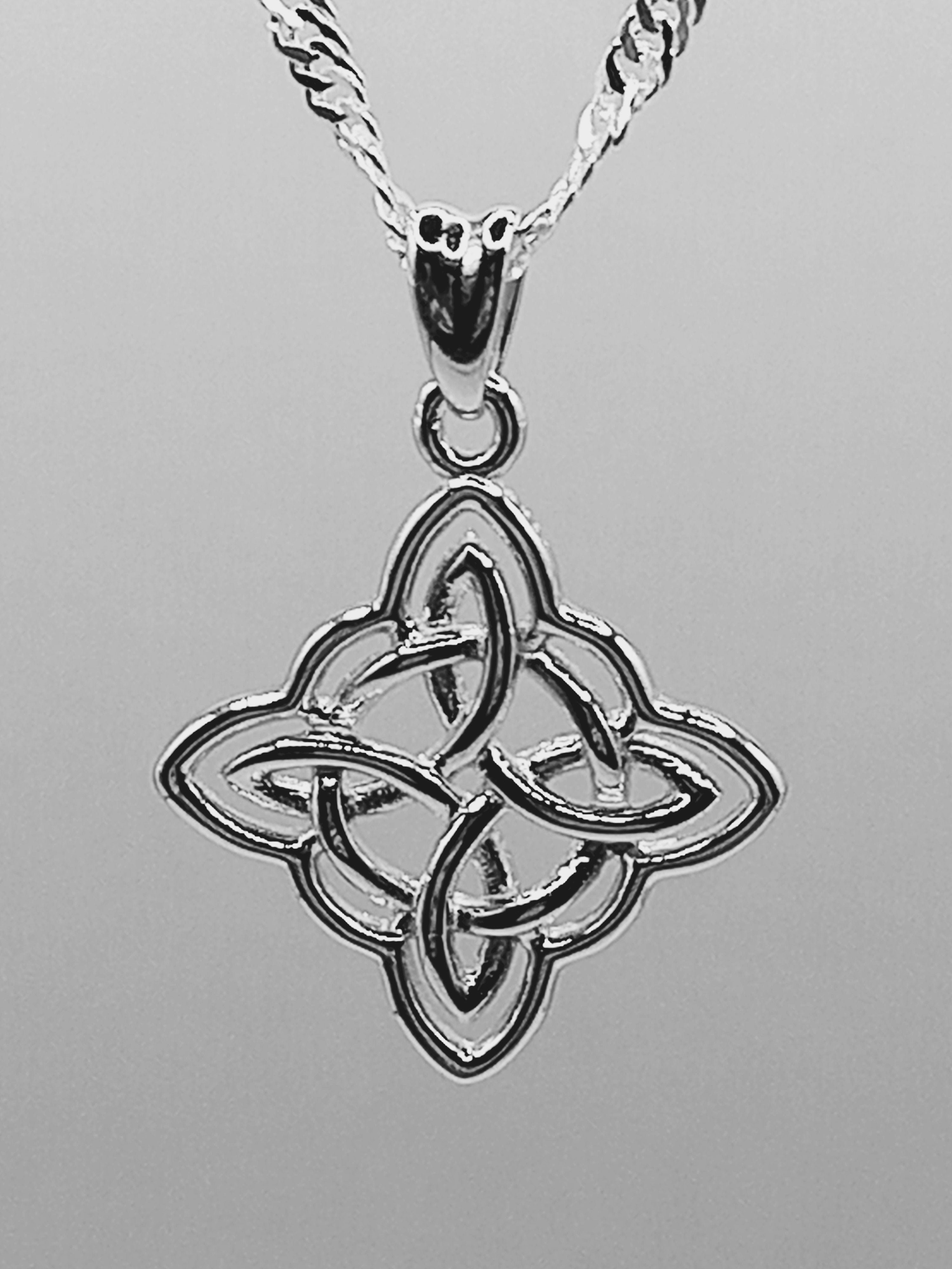 Colgante Nudo de Brujas con Cadena de Plata 50 cm.
