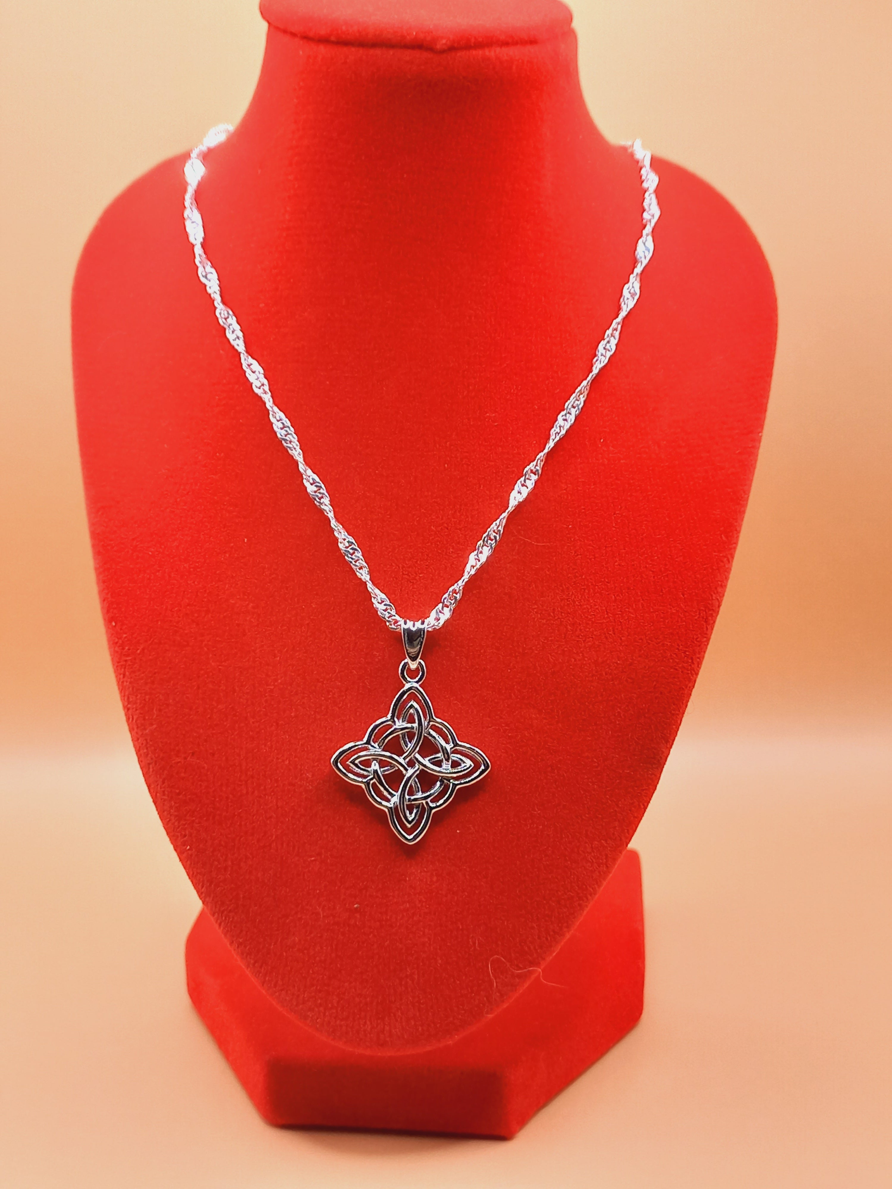 Colgante Nudo de Brujas con Cadena de Plata 50 cm.