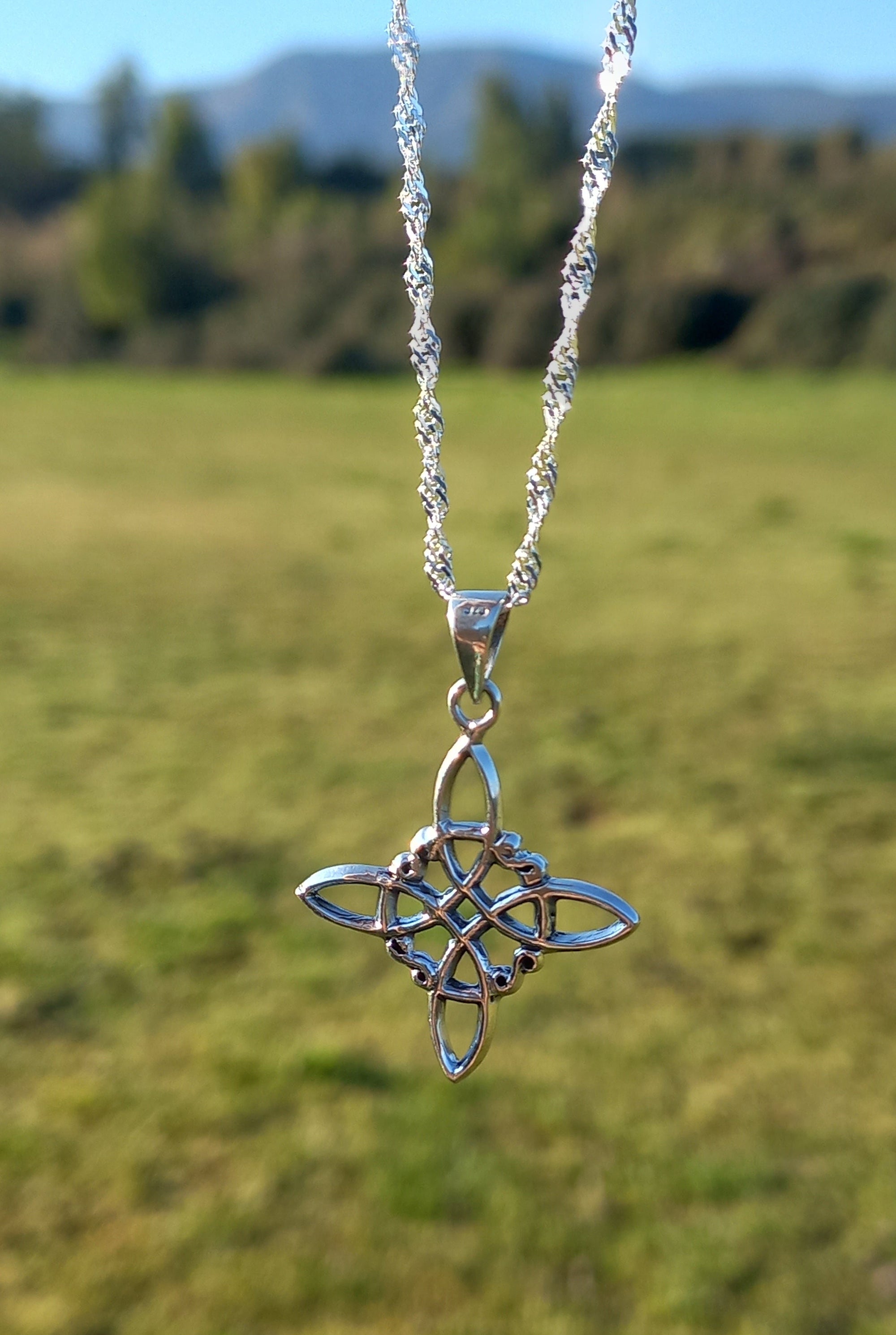 Colgante Nudo de Bruja con Cadena de Plata 50 cm.