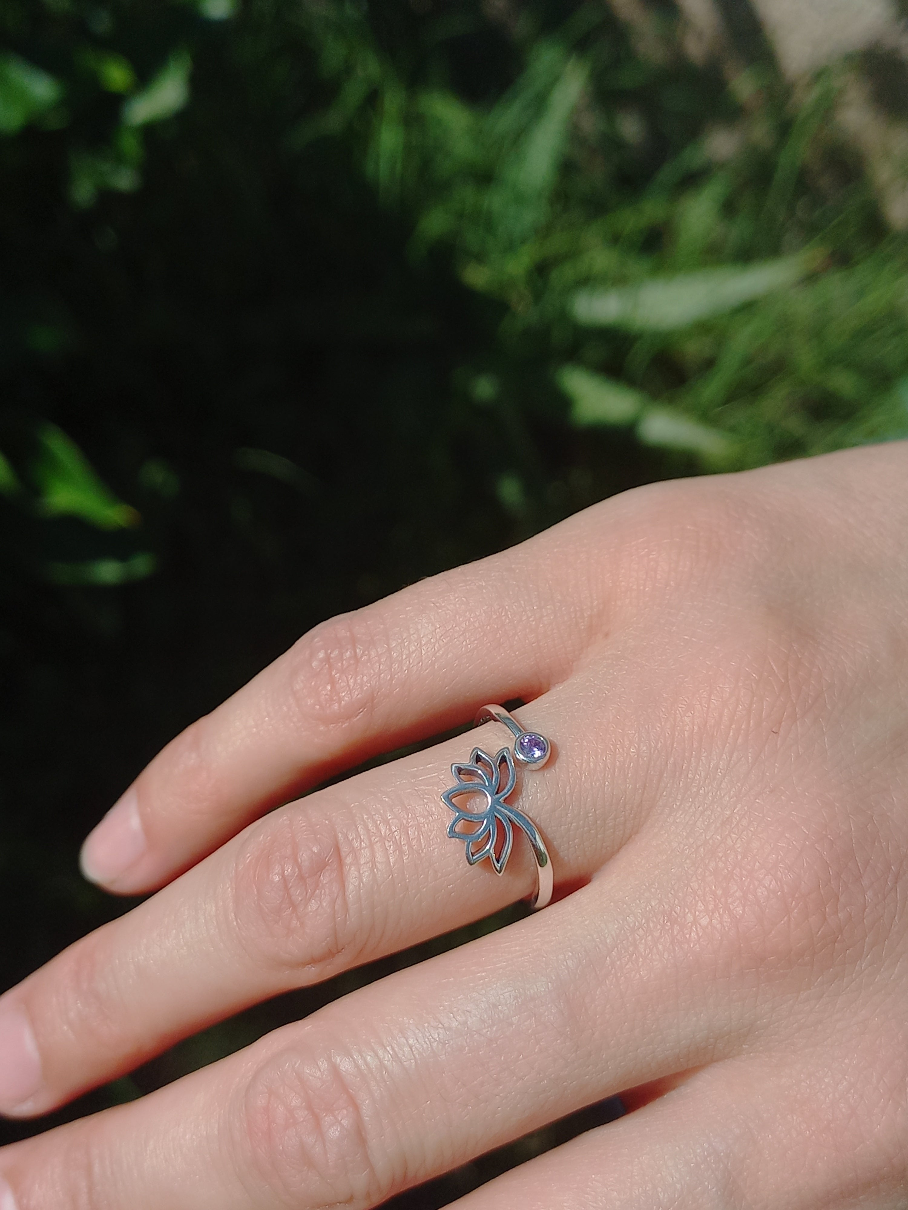 Anillo Flor de Loto Ajustable de Plata.