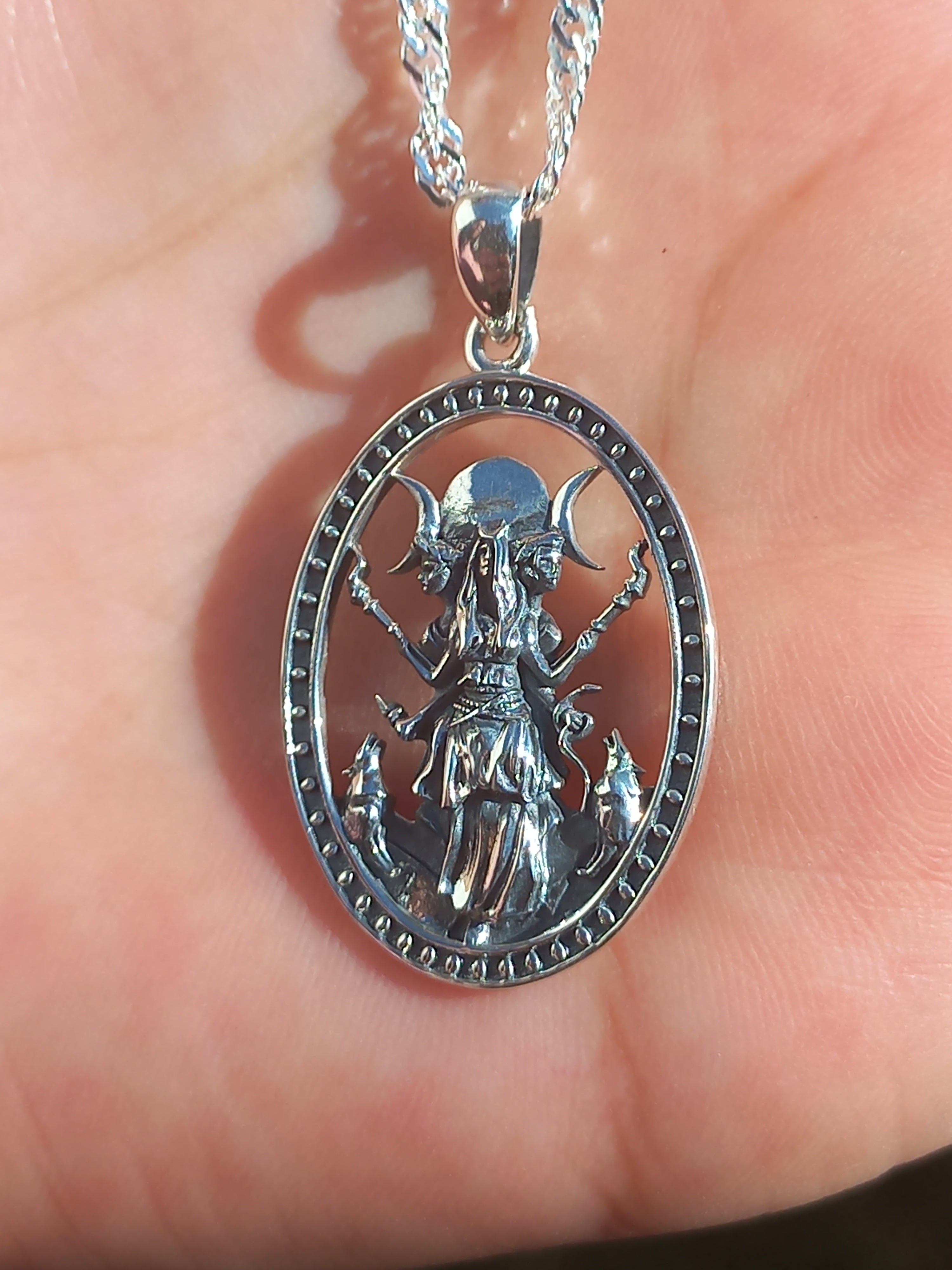 Colgante Triple Diosa con Cadena de Plata de 50 cm.