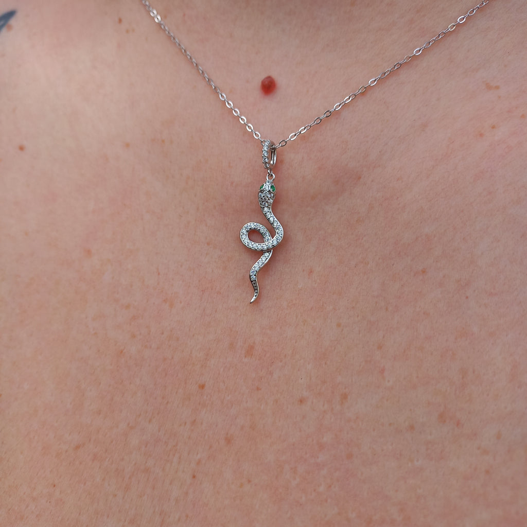 Collar de plata, con diseño de Serpiente.