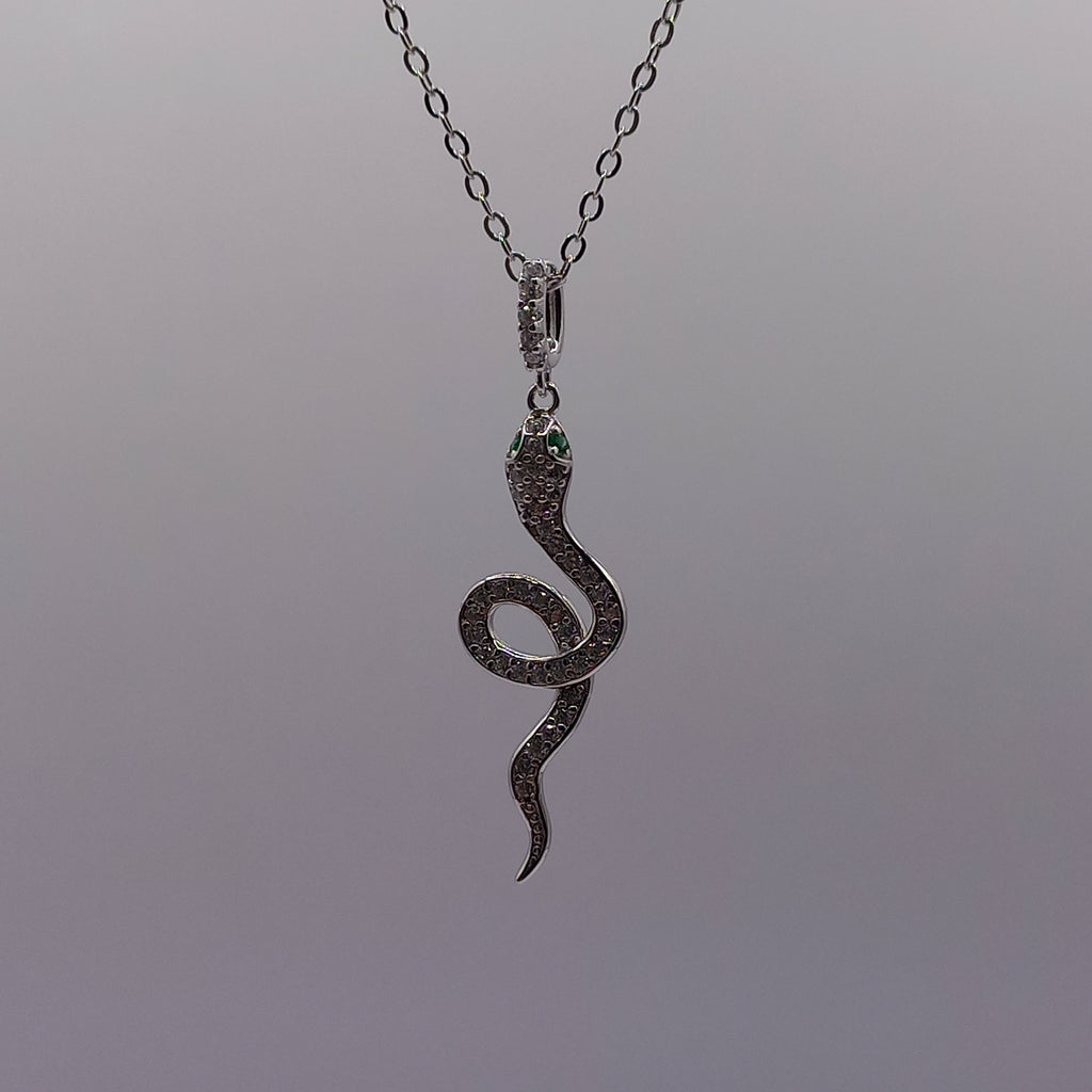 Collar de plata, con diseño de Serpiente.