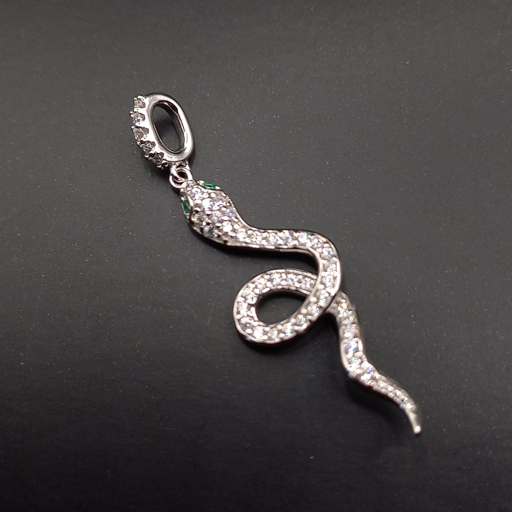Collar de plata, con diseño de Serpiente.