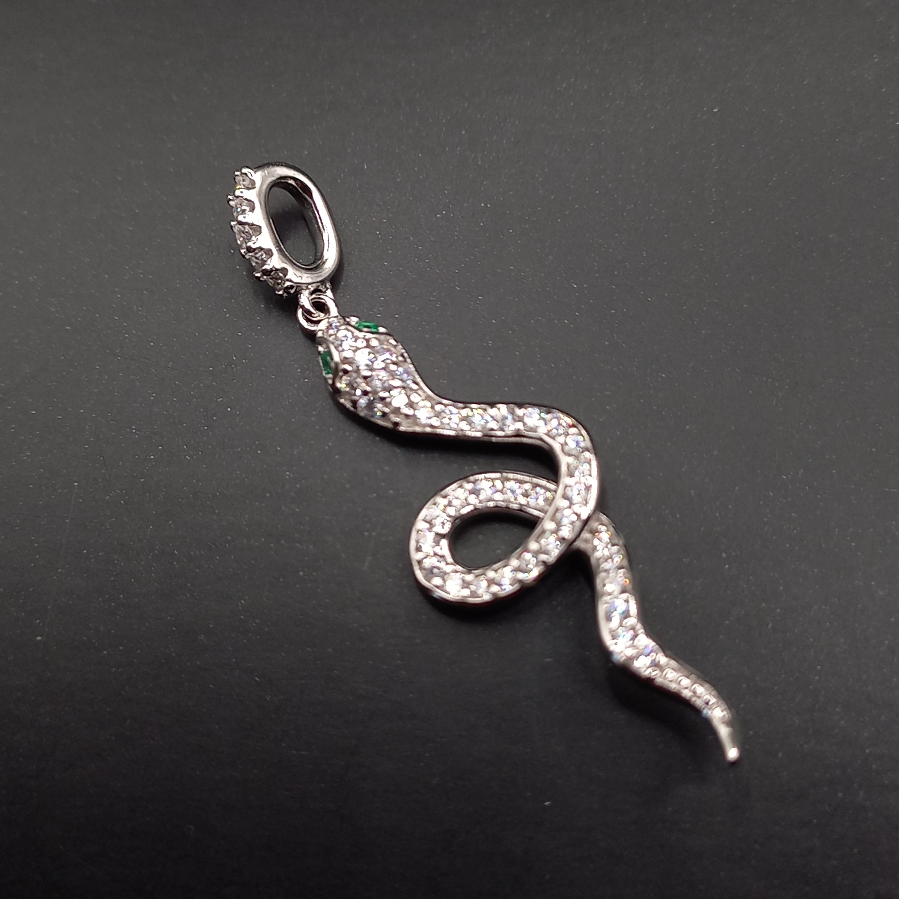 Collar de plata, con diseño de Serpiente.