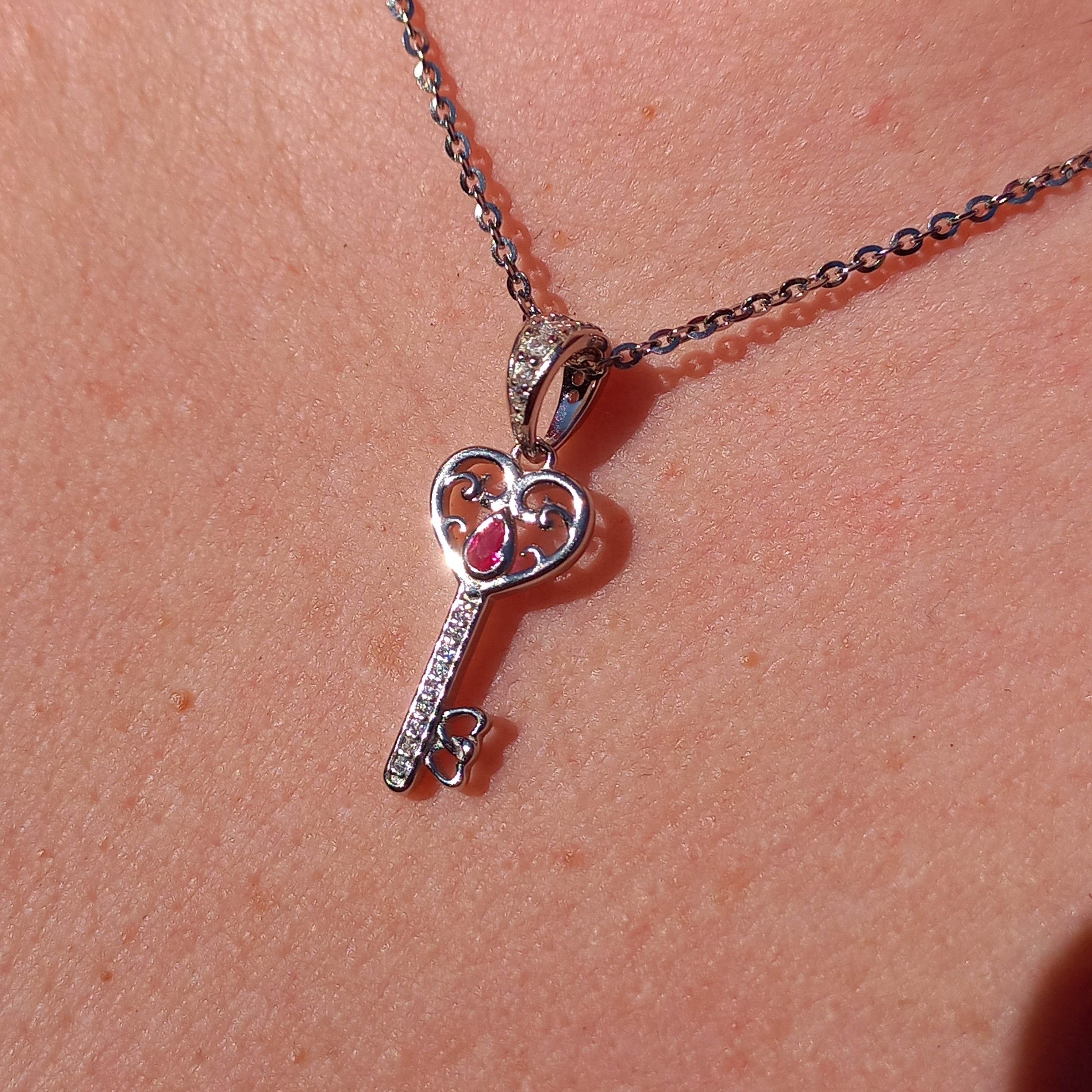 Colgante Llave de la Felicidad con Cadena de Plata 45 cm.