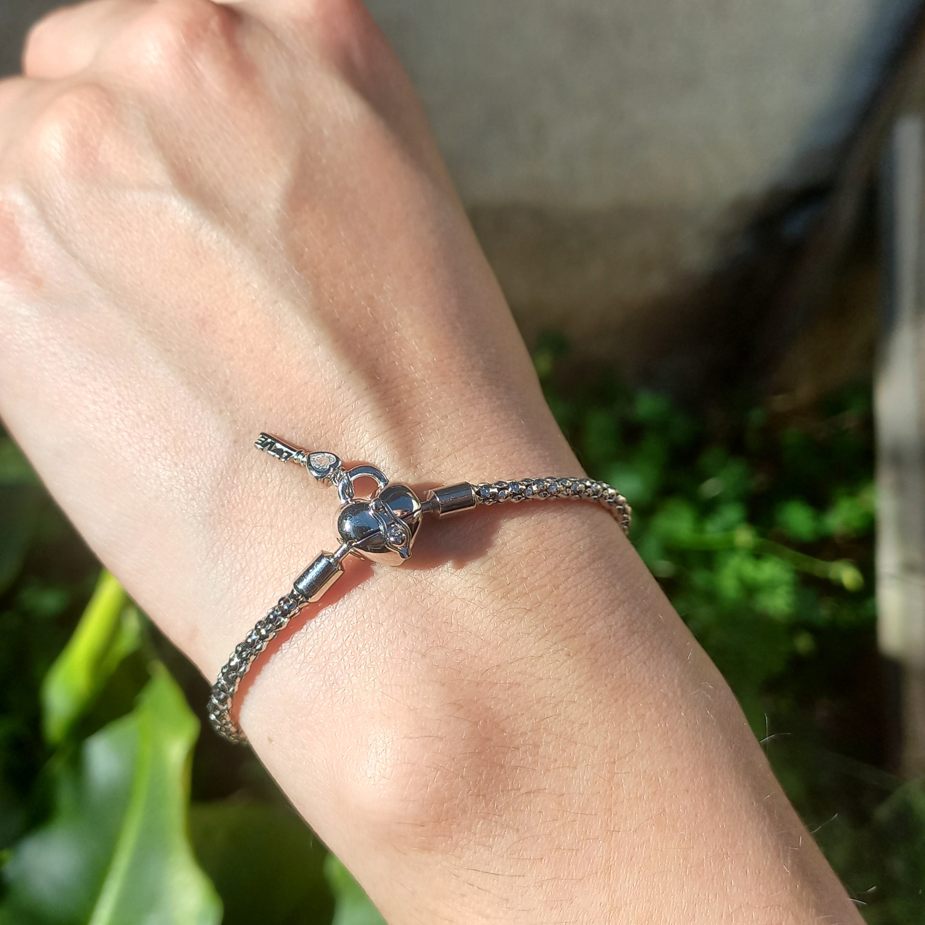 Pulsera Corazón con cierre de Llave Plata.