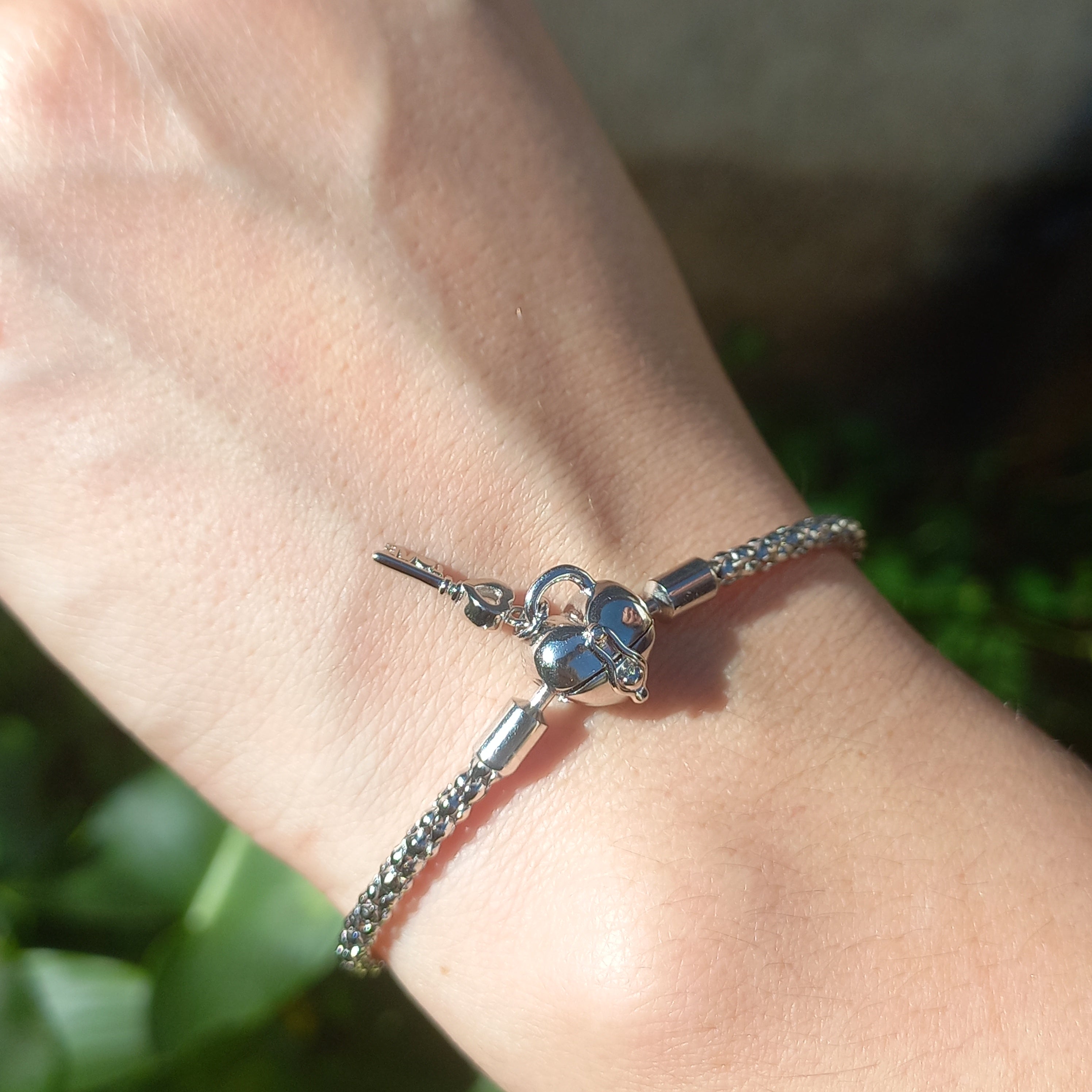 Pulsera Corazón con cierre de Llave Plata.