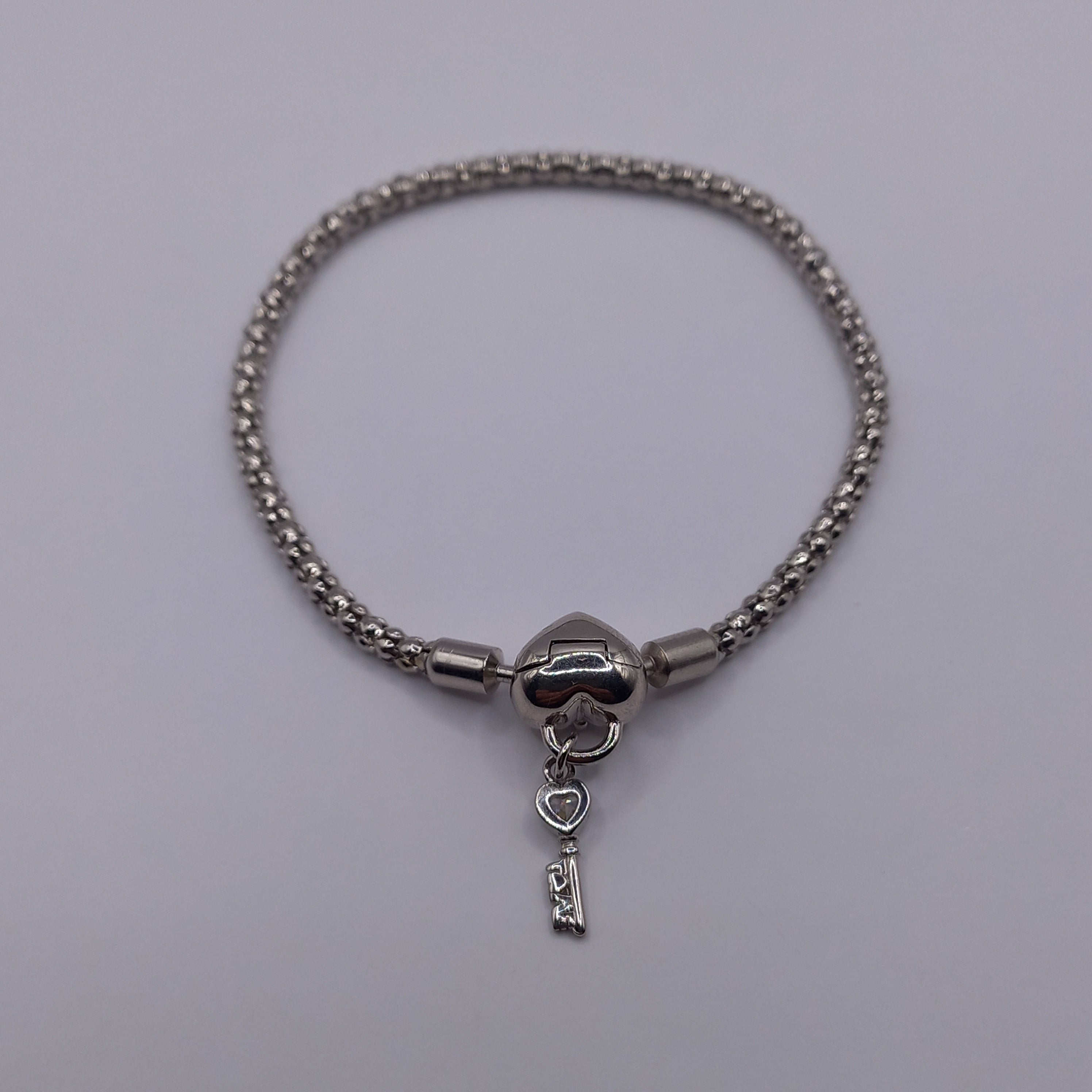 Pulsera Corazón con cierre de Llave Plata.