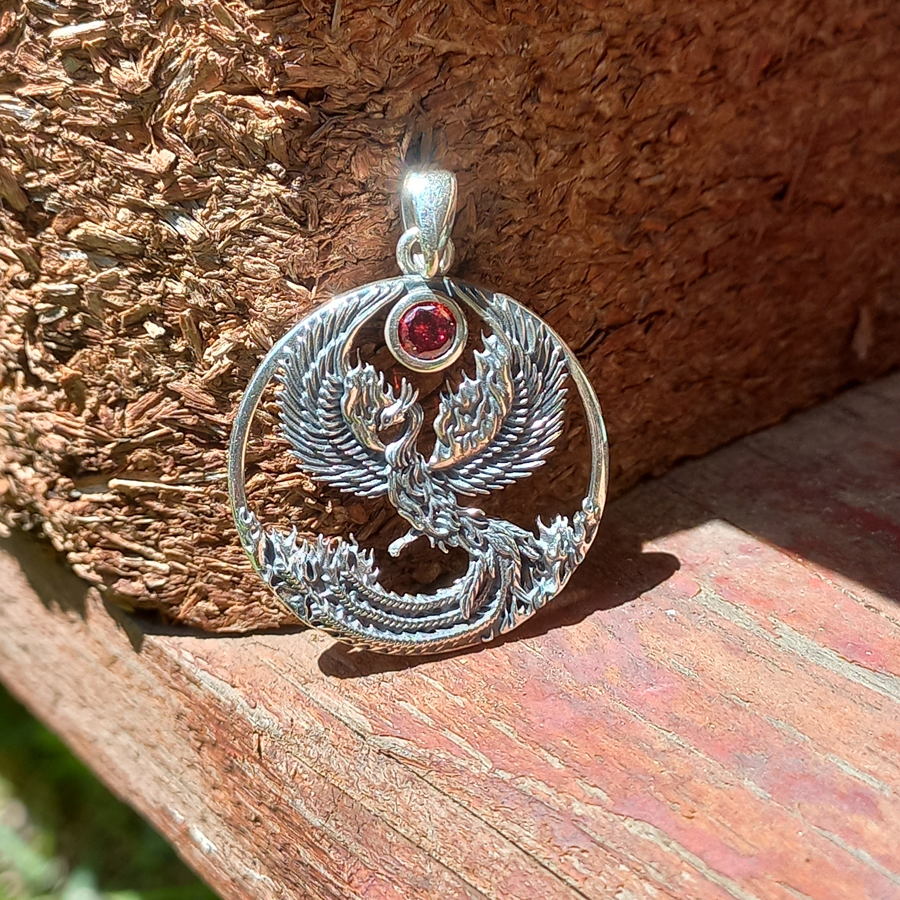 Colgante Ave Fénix con Cadena de Plata 50 cm. y Piedra.