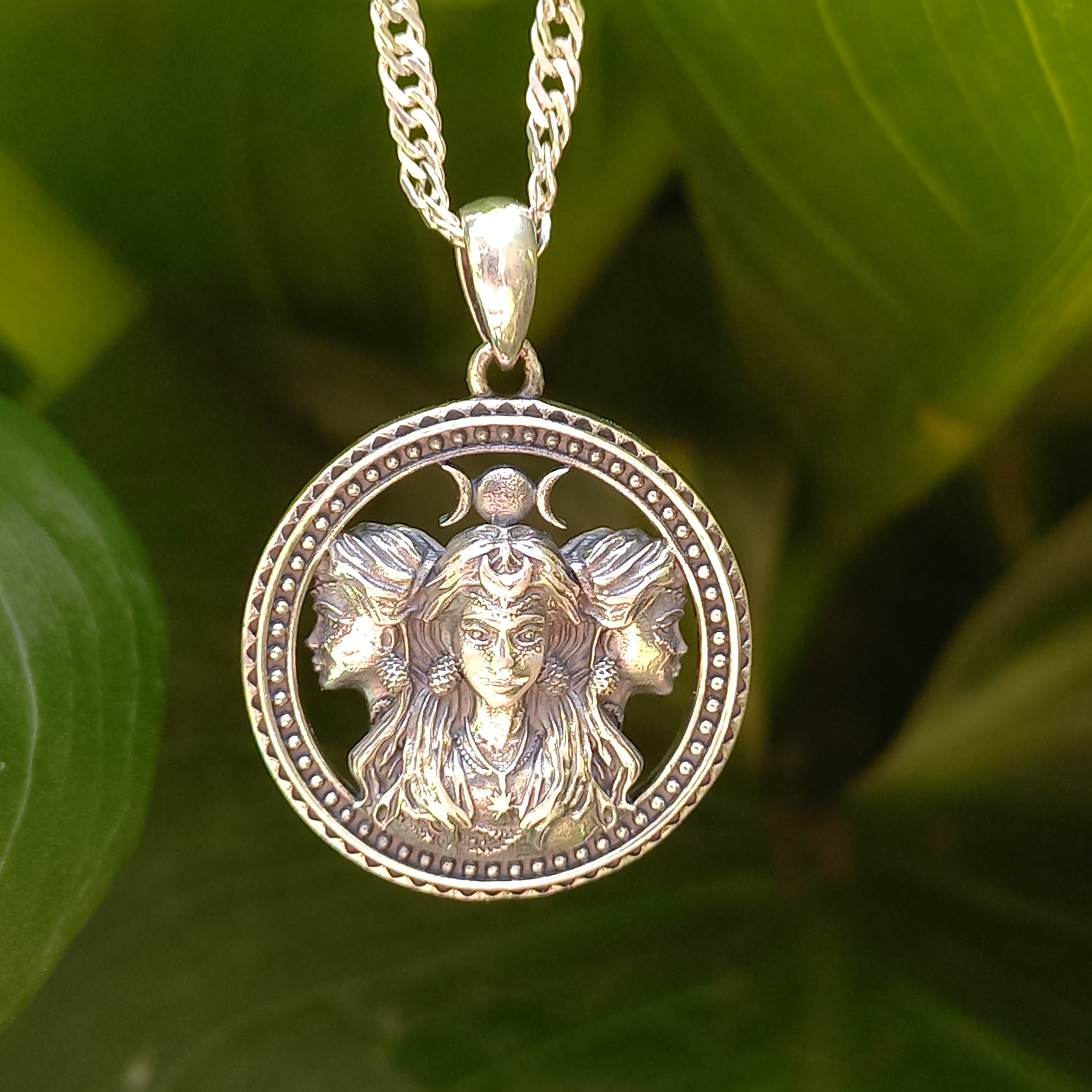 Colgante Triple Diosa con Cadena de Plata 50 cm.