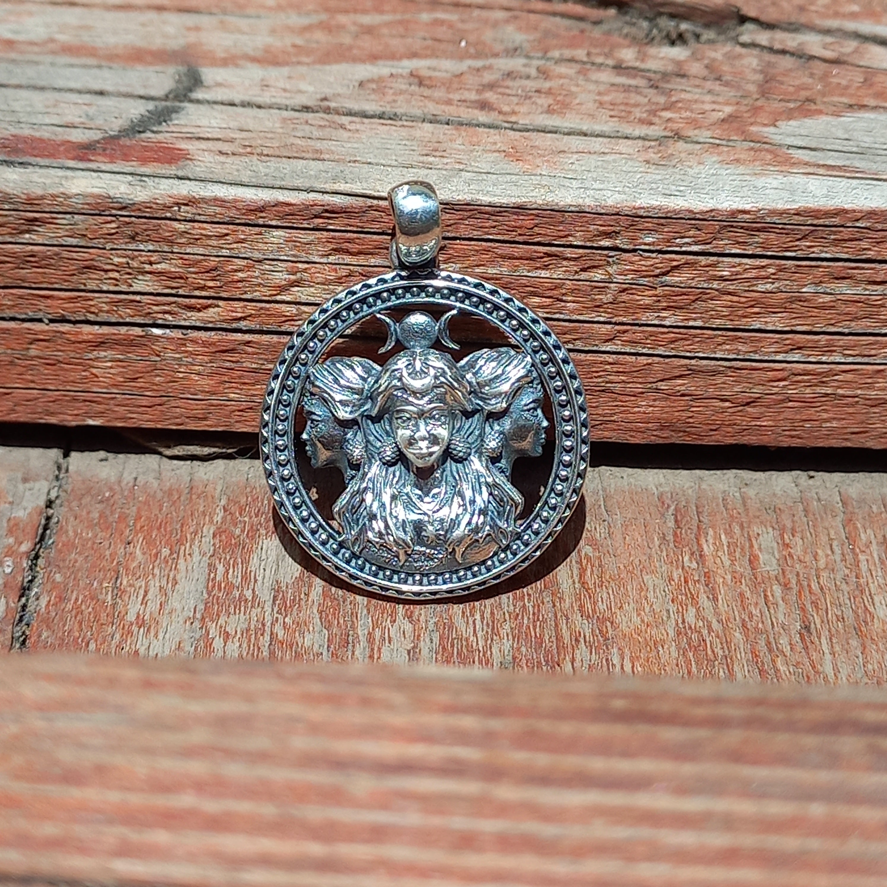 Colgante Triple Diosa con Cadena de Plata 50 cm.