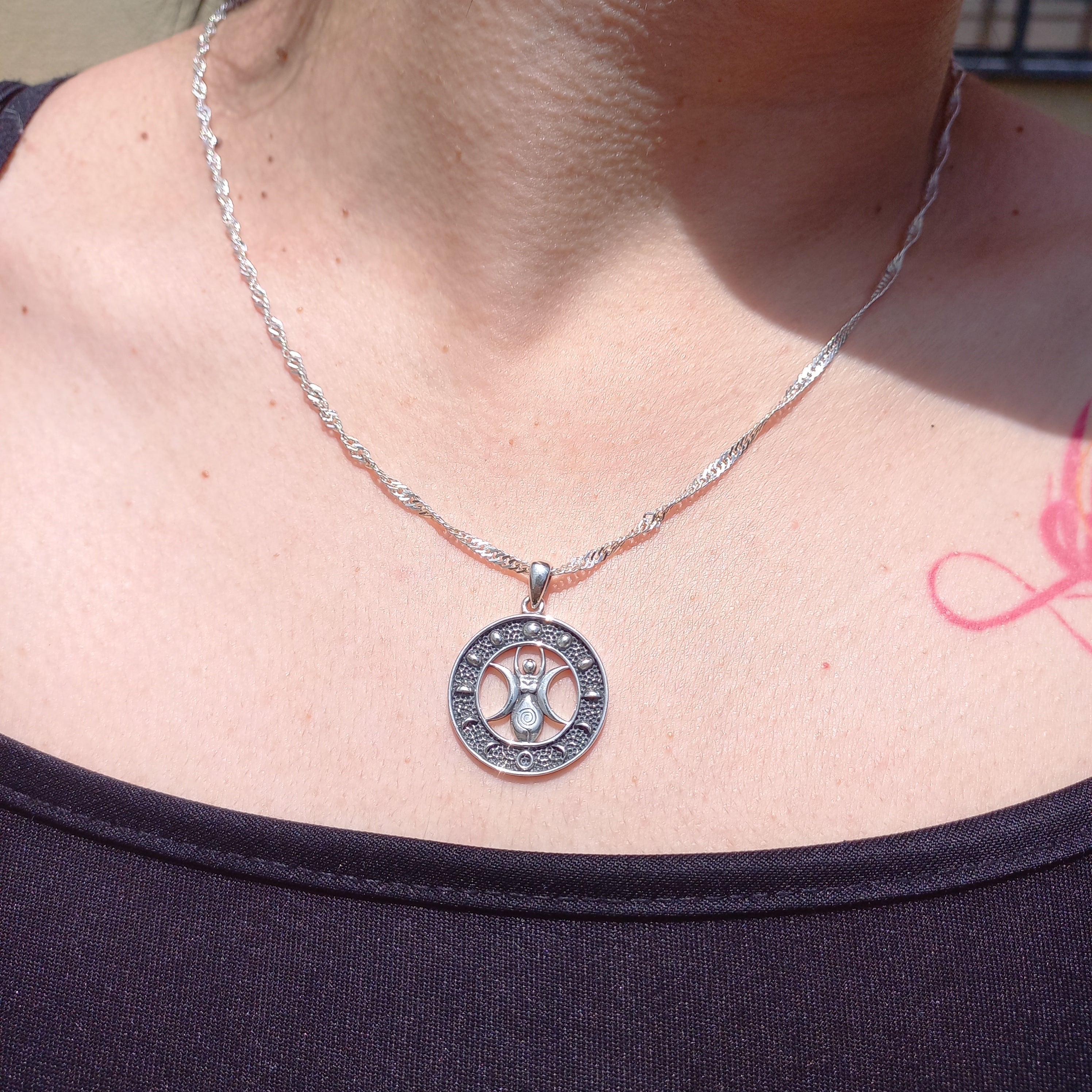 Colgante Hécate con  fase Lunar y Cadena de Plata 50 cm.