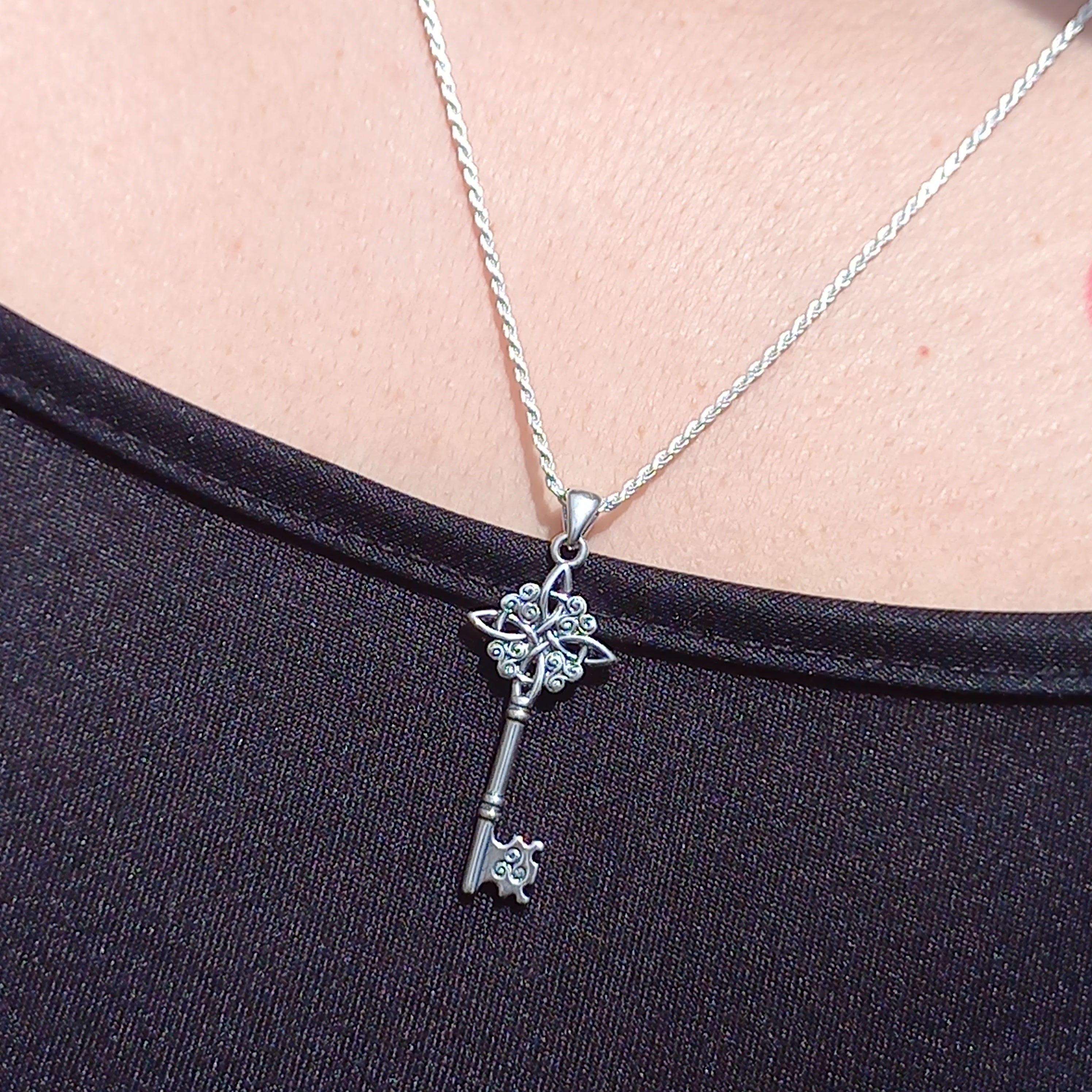 Colgante Llave Nudo de Bruja con Cadena de Plata 50 cm.