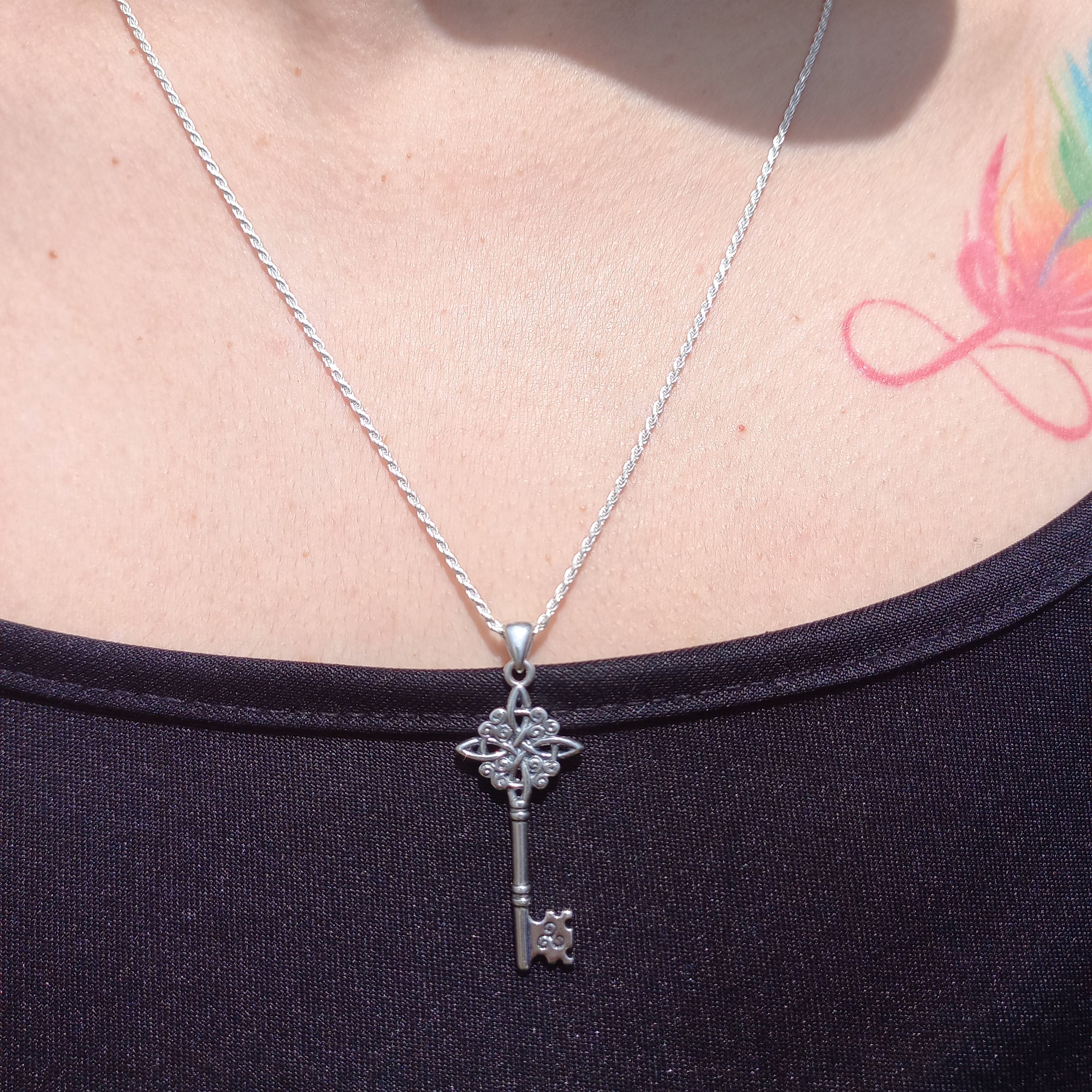 Colgante Llave Nudo de Bruja con Cadena de Plata 50 cm.