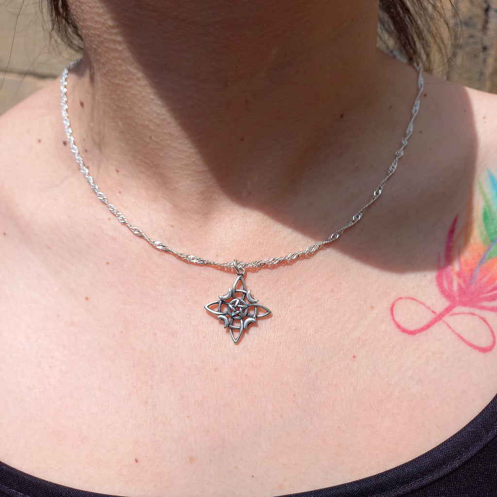Colgante Nudo de Bruja con Cadena de Plata 50 cm.