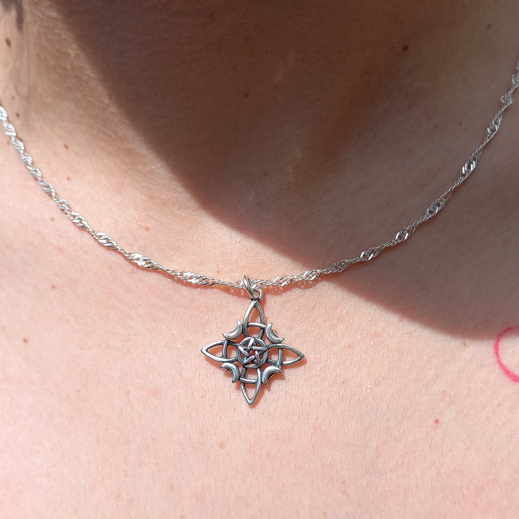 Colgante Nudo de Bruja con Cadena de Plata 50 cm.