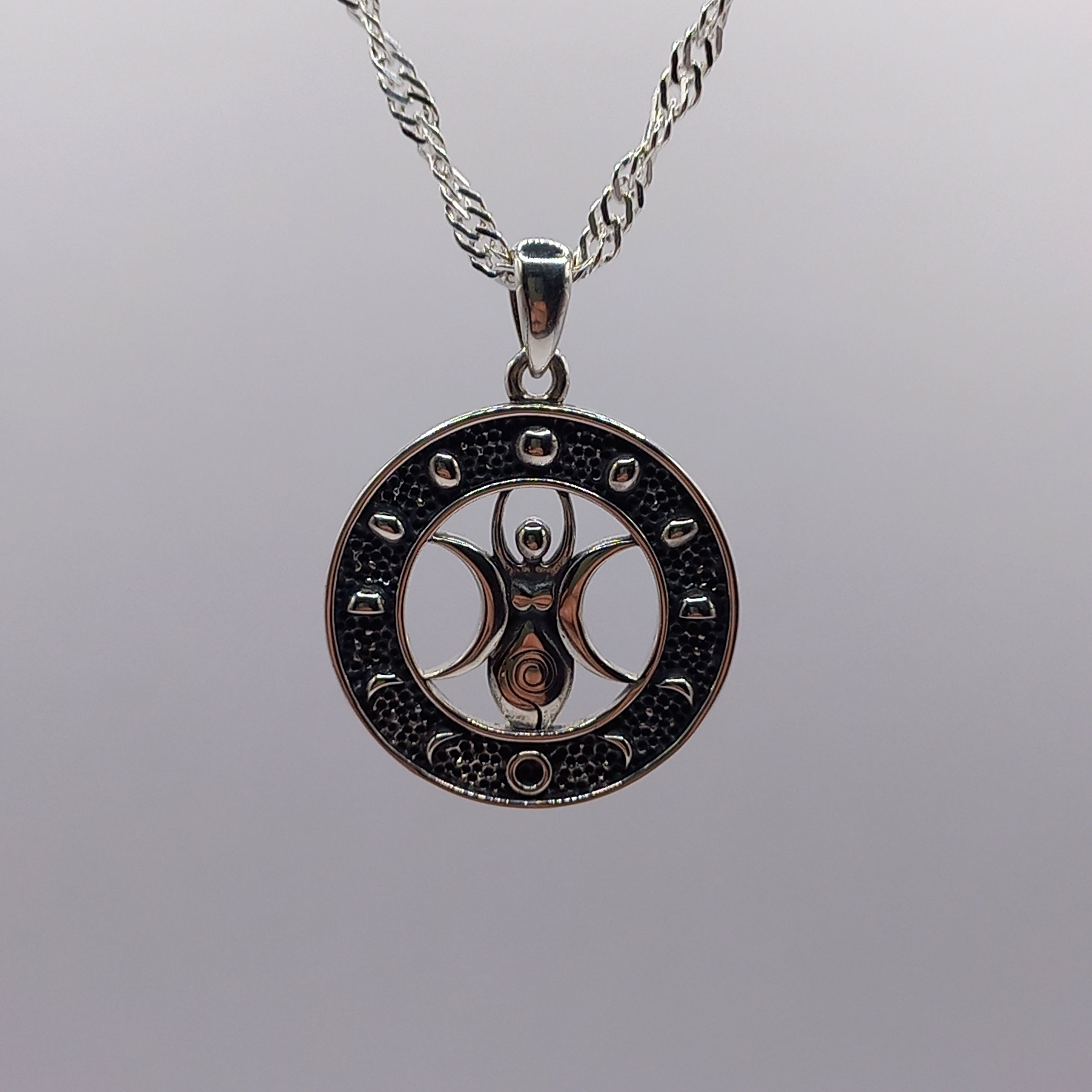 Colgante Hécate con  fase Lunar y Cadena de Plata 50 cm.