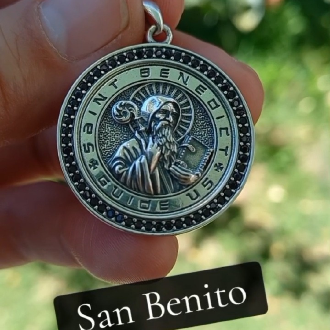 Colgante San Benito con Cadena de Plata 50 cm.