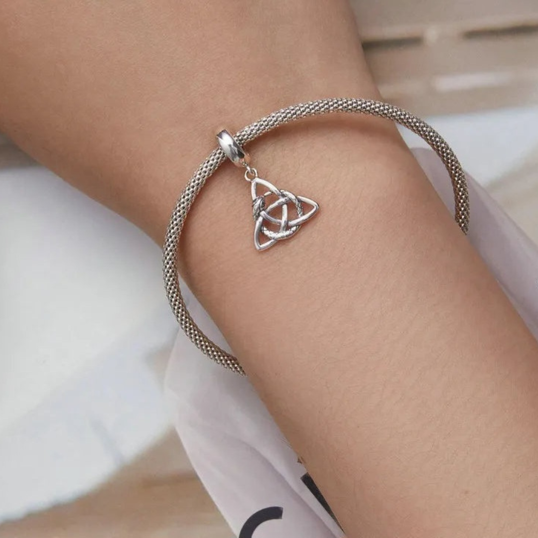 Charms o Colgante de Triqueta con Serpiente de Plata.