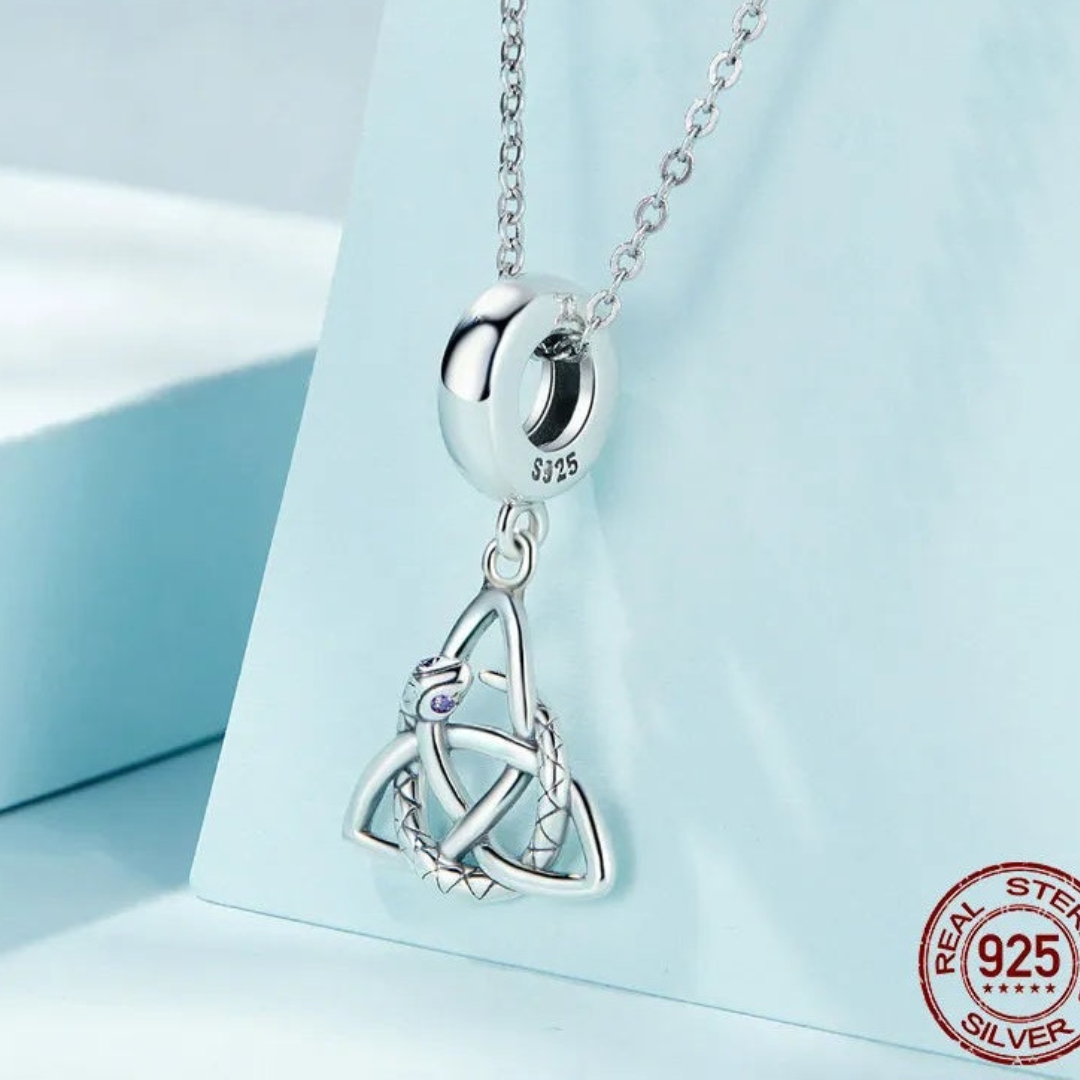 Charms o Colgante de Triqueta con Serpiente de Plata.