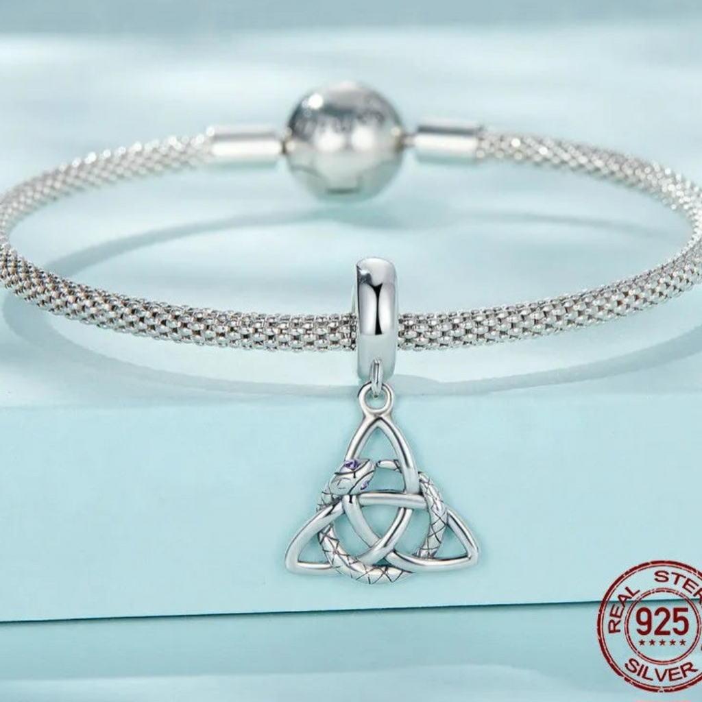 Charms o Colgante de Triqueta con Serpiente de Plata.