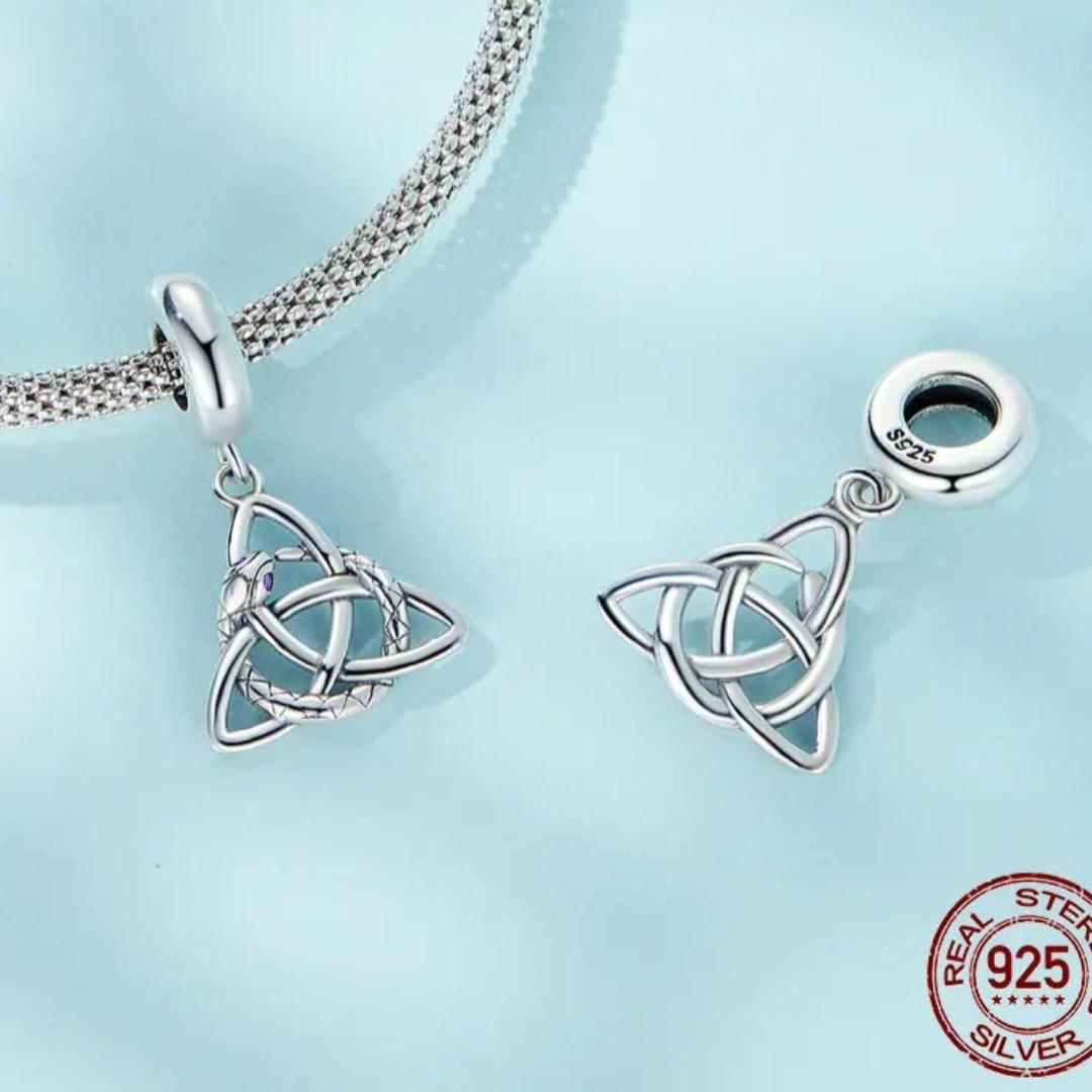 Charms o Colgante de Triqueta con Serpiente de Plata.