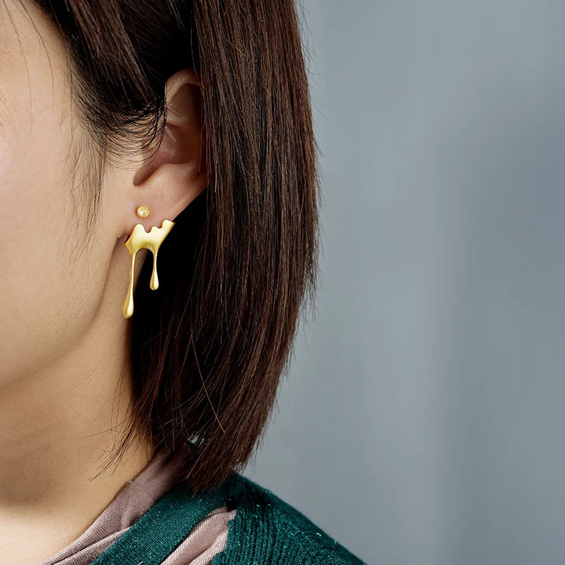 Aros Asimétricos Con Diseño De Abeja Y Miel De Plata.
