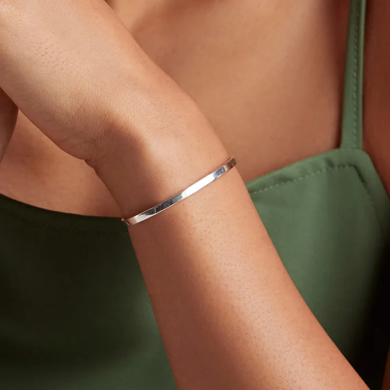 Brazalete Ajustable De Plata "Nothing Is Impossible".