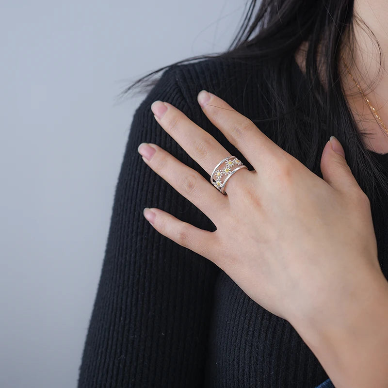 Anillo De Margaritas Ajustable De Plata.