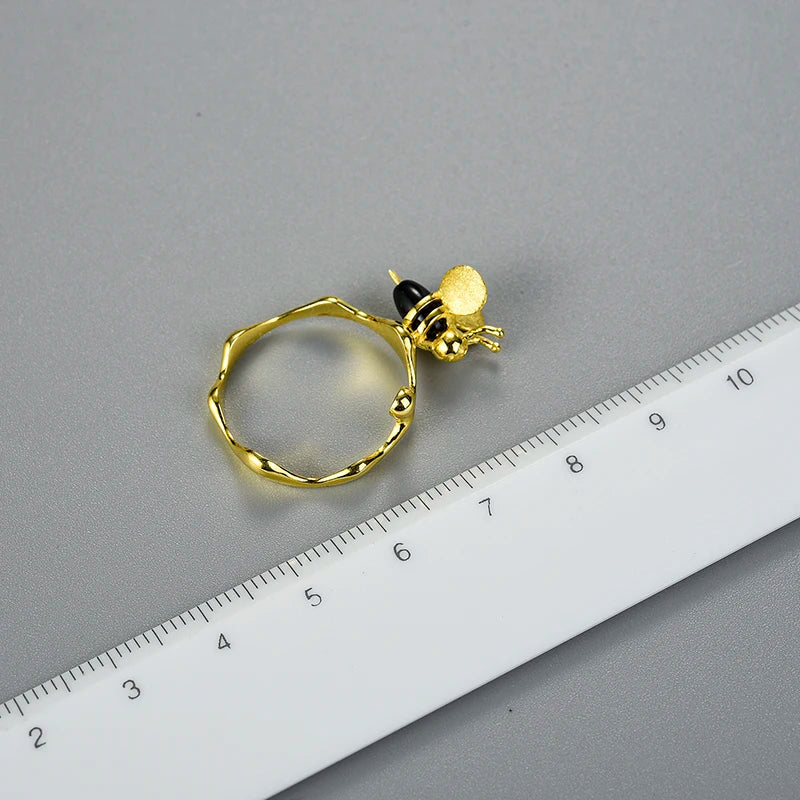 Anillo Con Forma De Abeja Y Miel De Plata.