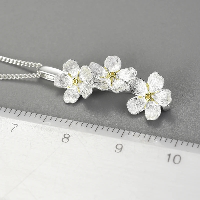 Colgante Con Flores De Plata.