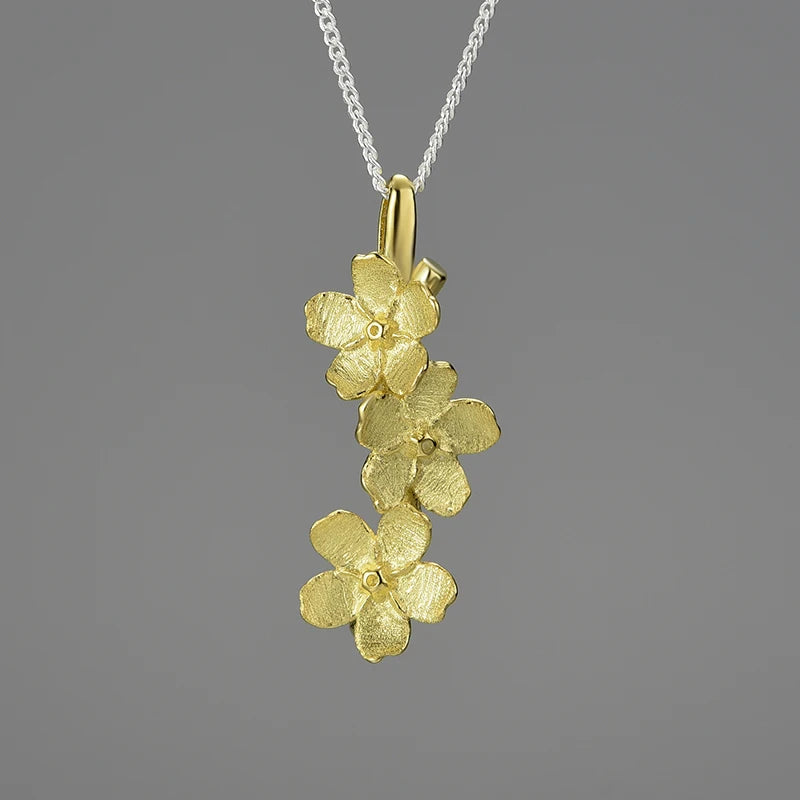 Colgante Con Flores De Plata.