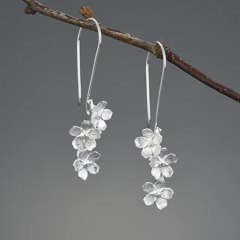 Aros Con Diseño De Flores Colgantes De Plata.