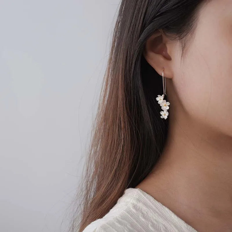 Aros Con Diseño De Flores Colgantes De Plata.