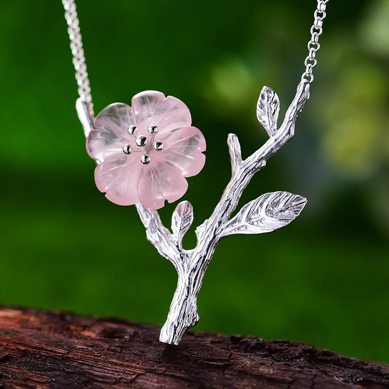 Collar De Flor Con Pistilos y Hojas De Plata.